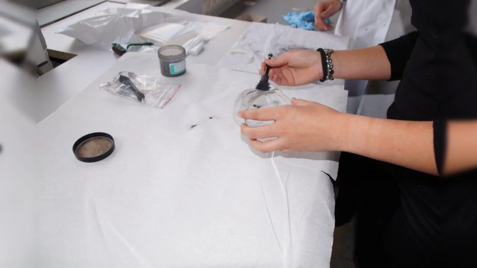 Der Magnetstab mit dem Pulver aus Eisen und Nickel macht die Fingerabdrücke gut sichtbar und... (Foto: jcs)