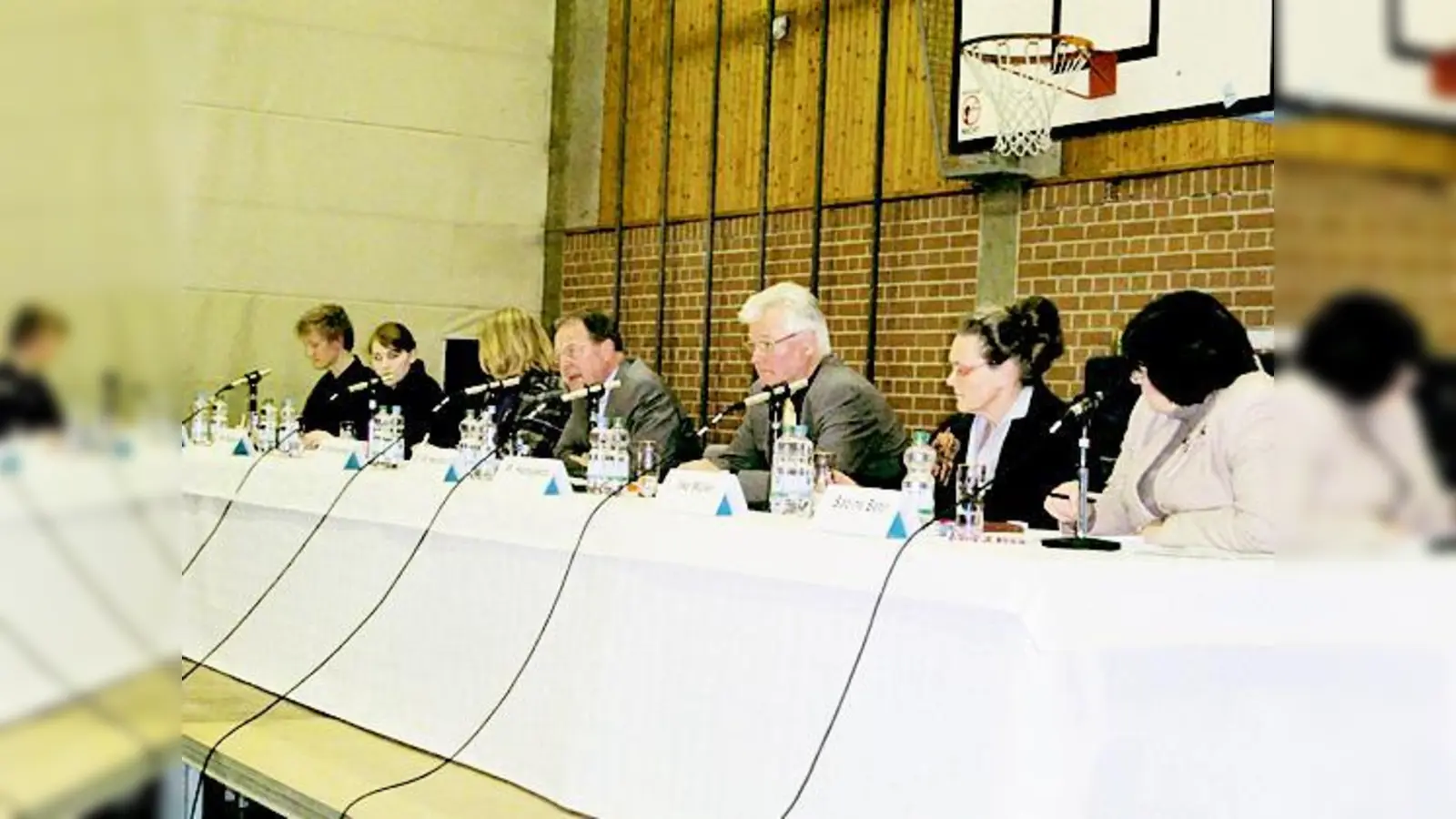 Minister Heubisch (2.v.r.) diskutierte auch mit dem Publikum.	 (Foto: hgb)