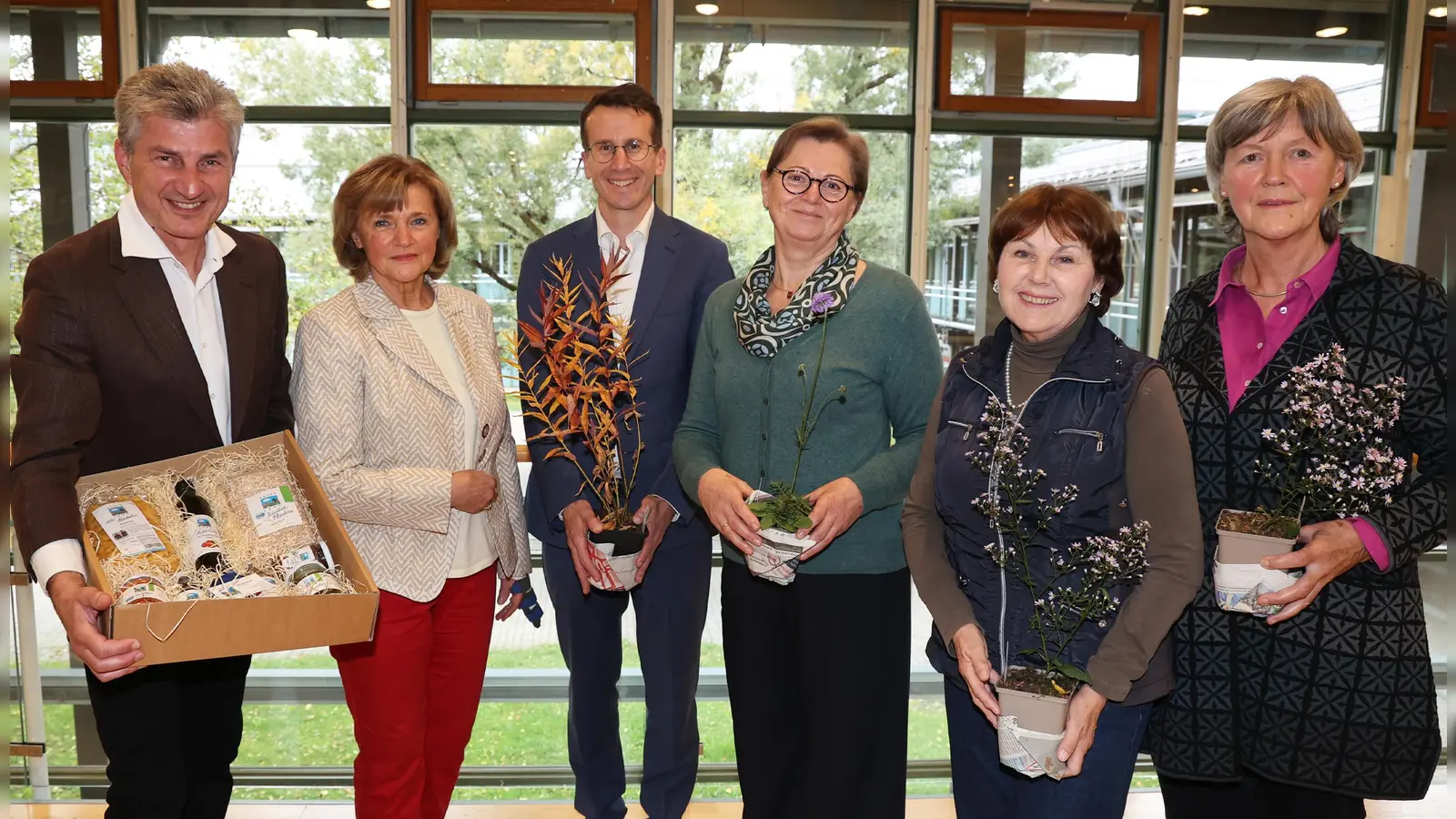 Dank und Ehrung für besondere Verdienste (von links): Kreisfachberater Jürgen Ehrhardt, Ursula Lechner (OGV Wörthsee), Landrat Stefan Frey, Johanna Walser (OGV Gauting), Agnes Stöger (OGV Machtlfing) und Annemarie Pentenrieder (stellvertretend für Jana Schmaderer für das „Sonnenäcker”-Projekt). (Foto: Landratsamt Starnberg)