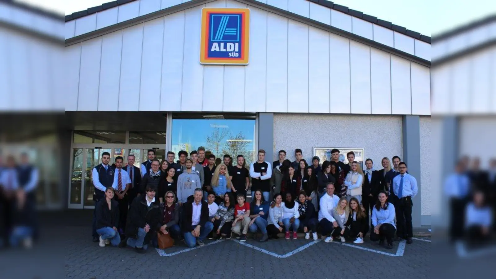 Knapp 40 Schüler der Berufsfachschule Einzelhandel Mitte und Nord nahmen am Praxistag in der ALDI SÜD Filiale in der Dachauer Straße 507 teil. (Foto: sb)