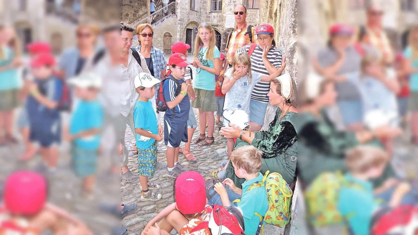 Karin (rechts) erzählte alles Wissenwertes über die Burg und deren Bewohner.	 (Foto: Privat)