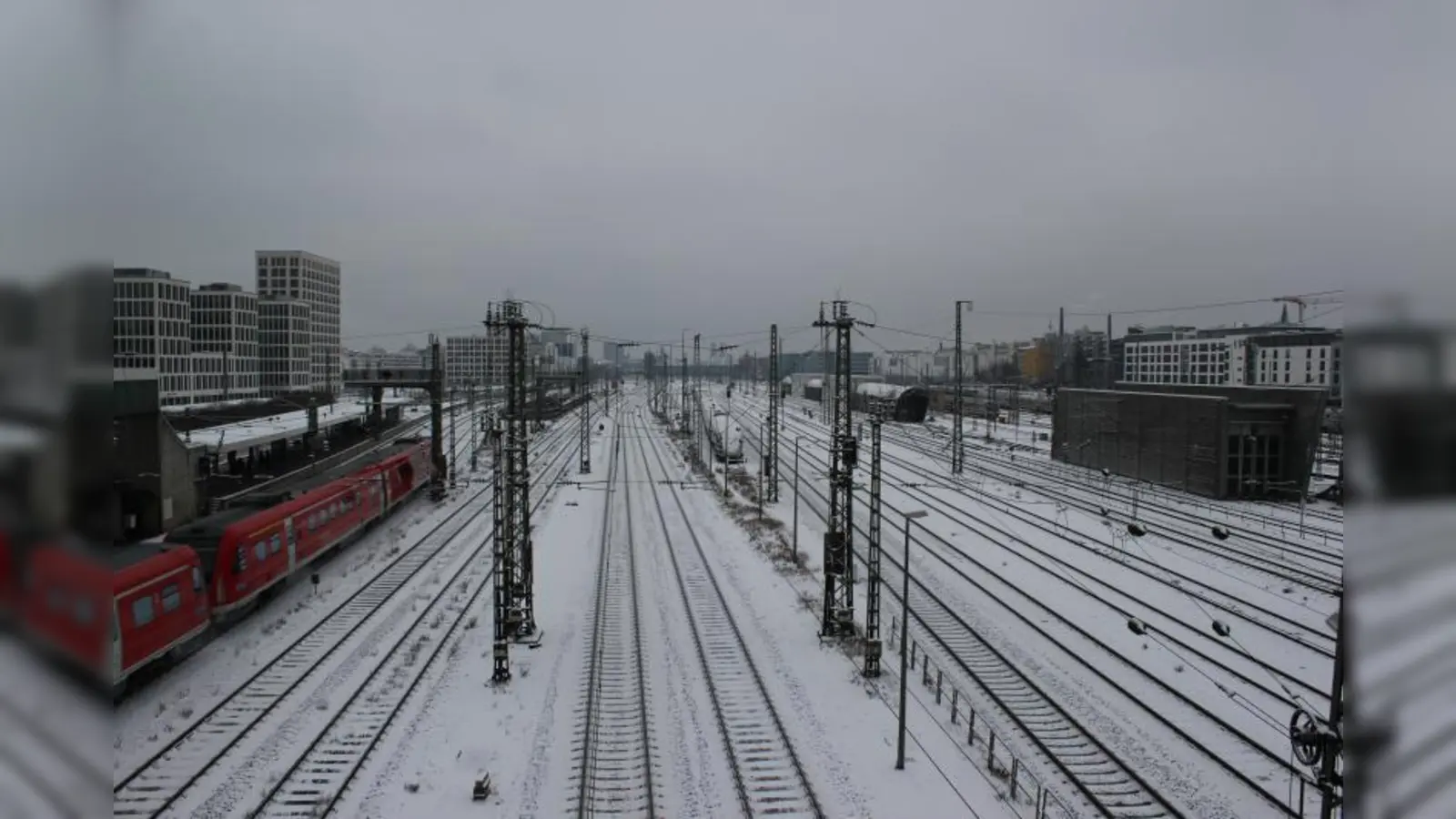 Hier soll sie entstehen: Die bereits seit 1996 immer wieder geforderte Fuß- und Radwegbrücke über die zentrale Bahnachse östlich der Donnersbergerbrücke. Sie soll die Wohnquartiere in Neuhausen und auf der Schwanthalerhöhe besser miteinander verbinden. (Foto: SE)