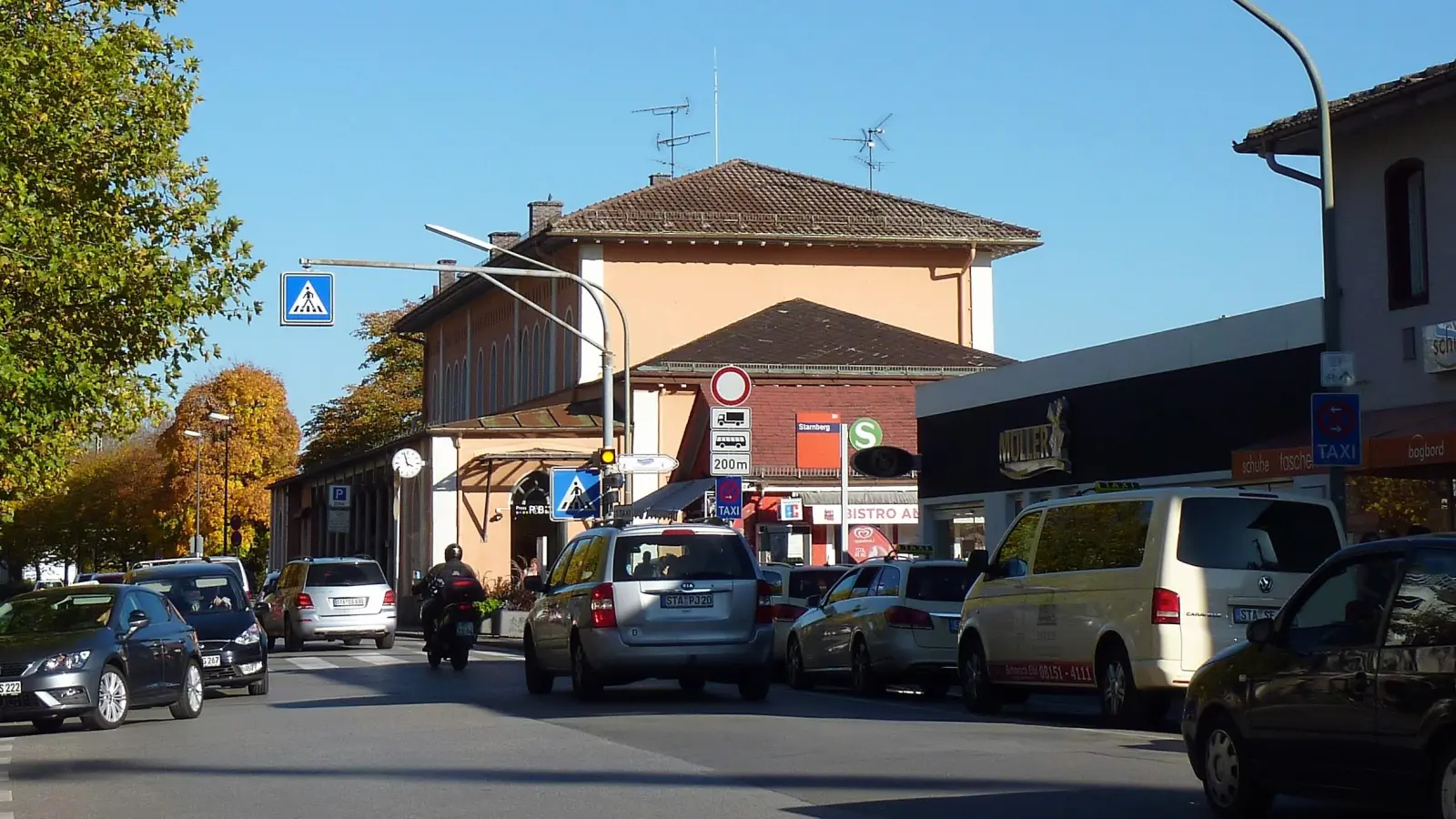 So viele Autos! Im Sommer soll der Bahnhofsplatz zur verkehrsberuhigten Zone werden. (Foto: Susanne Hauck)