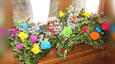 Die Palmbuschen werden als Handstrauß gebunden und schön verziert. (Foto: "D´Würmtaler" Menzing e.V.)