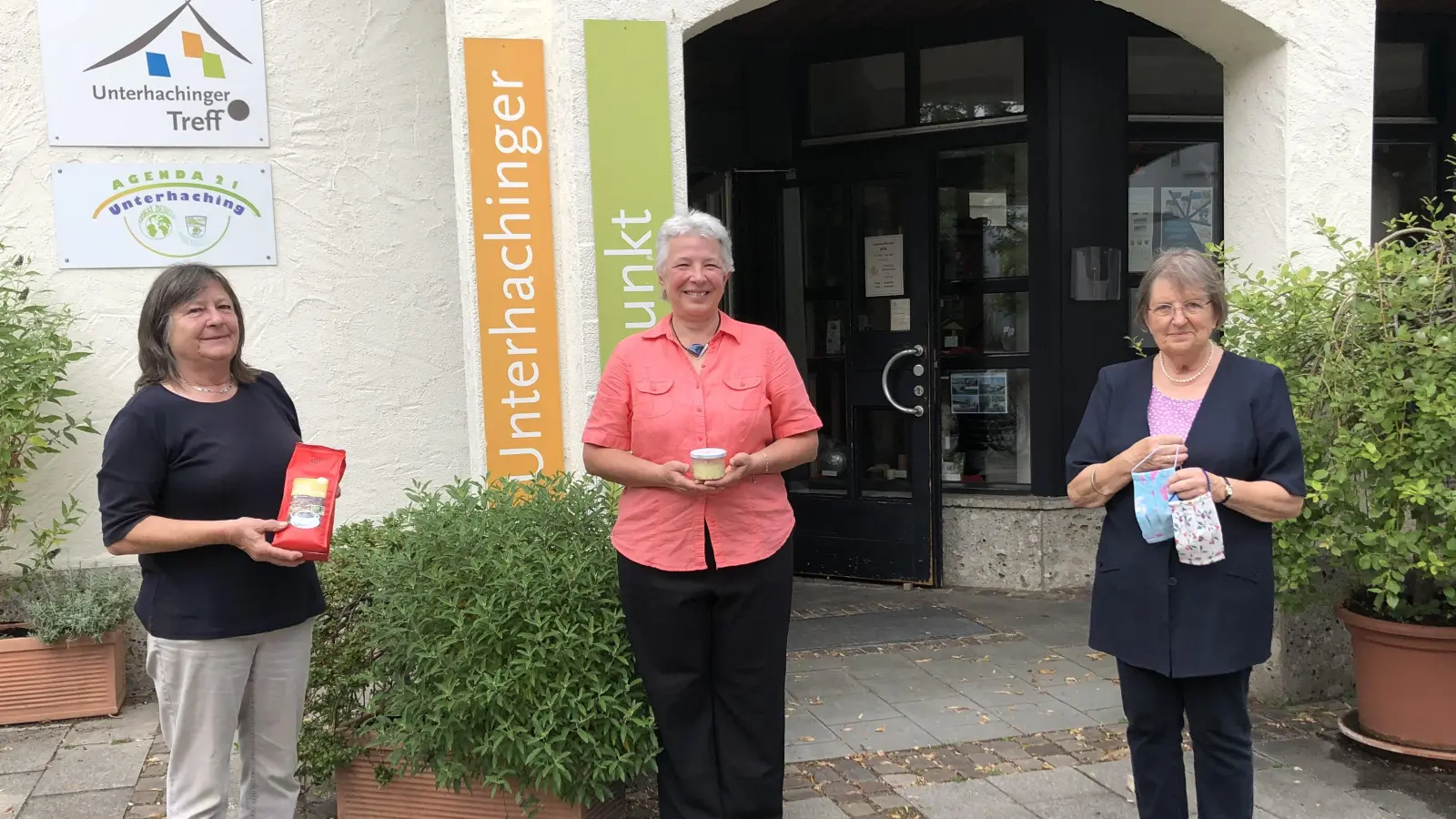 Jutta Endreß und Waltraud Rensch (v.l.) vom Treffpunkt-Team freuen sich über Besucher. (Foto: hw)