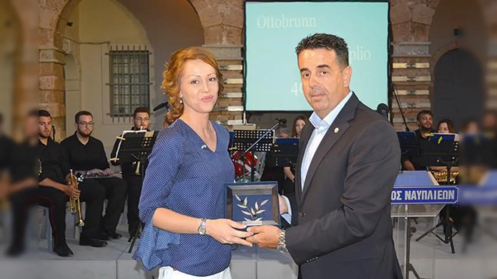 Julia Bretschneider, Vorsitzende des »Vereins deutschsprechender Freunde Griechenlands«, erhielt von Nafplios Bürgermeister Dimitris Kostouros eine Auszeichnung für ihr Engagement.	 (Foto: Stavros Labrousis)