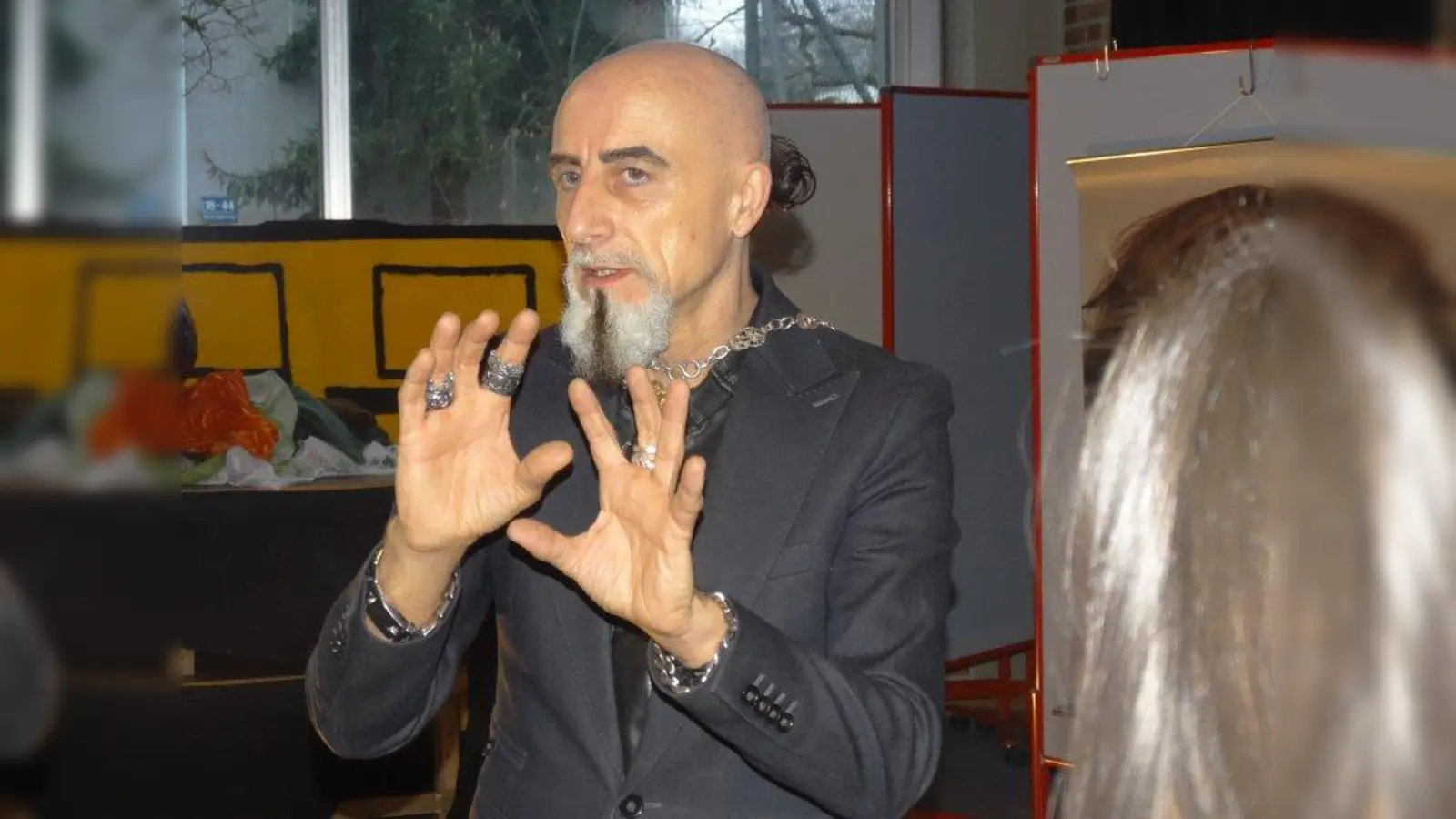 „Probiert möglichst viel aus”, riet Erwin Jahn von den Klosterfriseuren den Schülern. (Foto: tab)