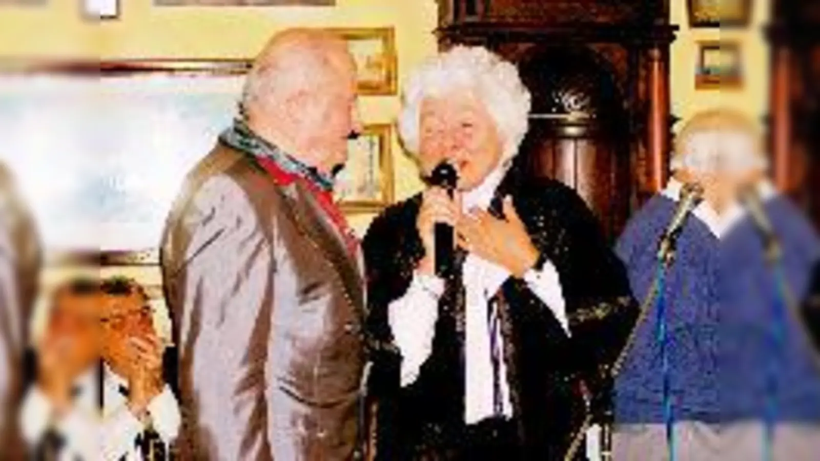 Die Ehrung ging der Schwabinger Gisela schon recht nahe. Immer dabei: ihr Spezl, der »Nowak«.	 (Foto: cw)