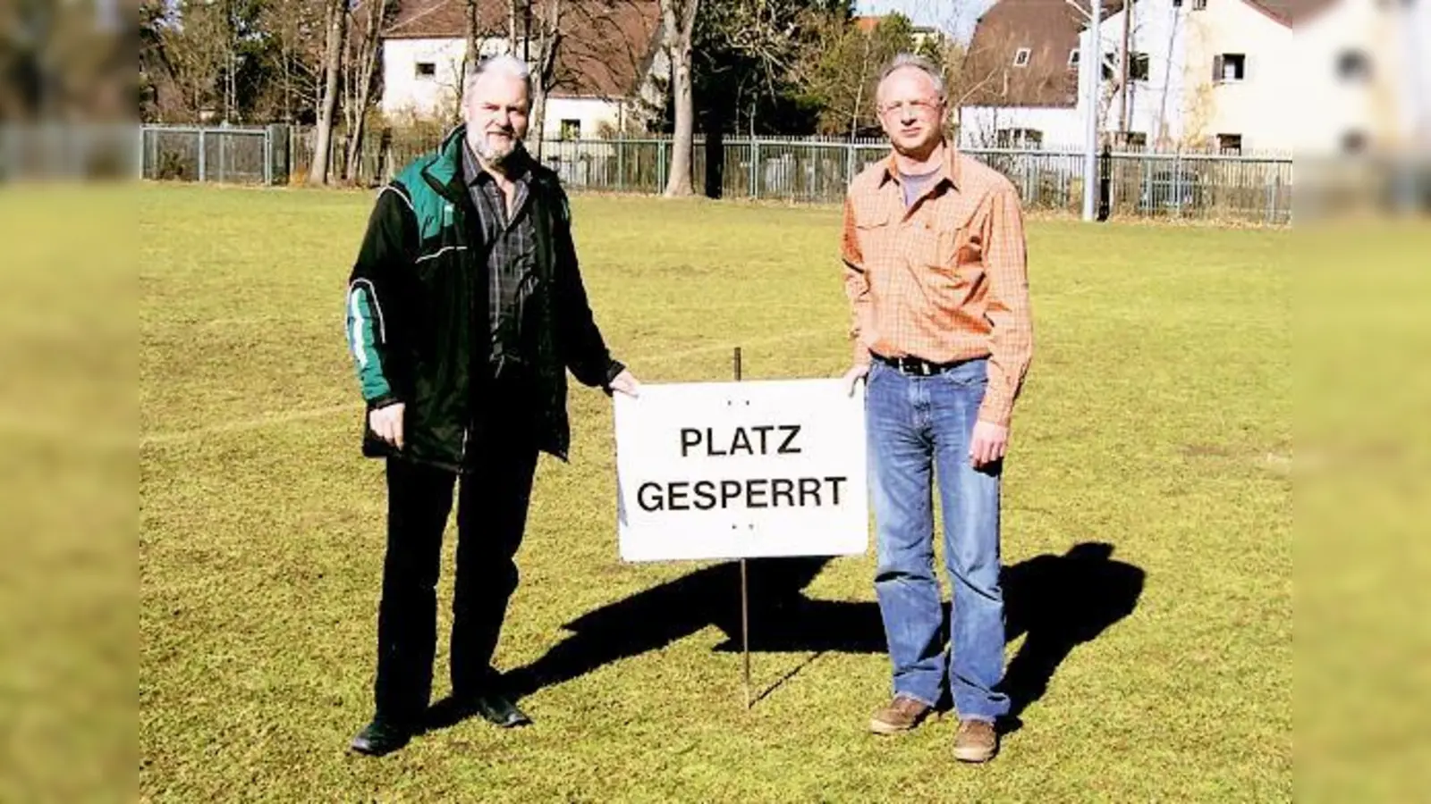 »Platz gesperrt« wird es wohl noch länger heißen  zum Leidwesen von Heinz Zellner (r.), Präsident Hauptverein, und Manfred Dietel, Vizepräsident des Vereins.	 (Foto: sd)
