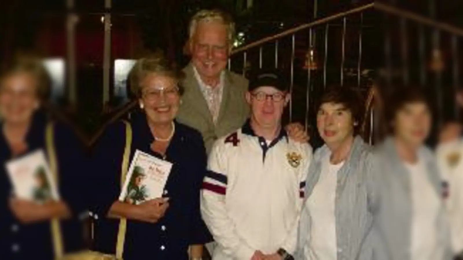 Bobby Brederlow (2. von rechts) zu Gast beim VdK Unterschleißheim. Mit ihm auf dem Bild: Luise Danzl, Udo Bandel und Brigitte Scholle (von links). (Foto: VdK)