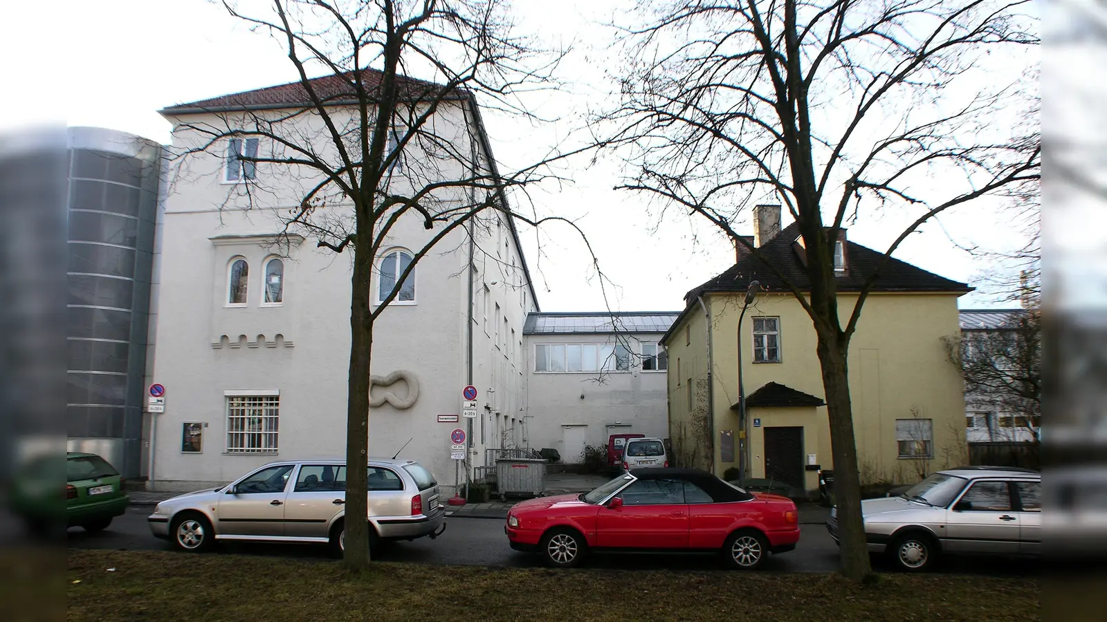 Rechts steht das kleine, historische Gebäude, die so genannte Hausmeistervilla, die 1895 von August Exter gebaut wurde.  (Foto: Almuth David)