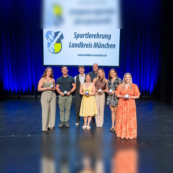 Das Cheerleading-Team Inferno vom TSV Haar wurde für seine sportlichen Leistungen von Landrat Christoph Göbel ausgezeichnet.  (Foto: Robert Kiderle)