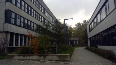 Das Wilhelm-Hausenstein-Gymnasium in der Elektrastraße zieht 2024 um. Ein Jahr später soll hier vorübergehend das Luitpold-Gymnasium einziehen. (Foto: bas)