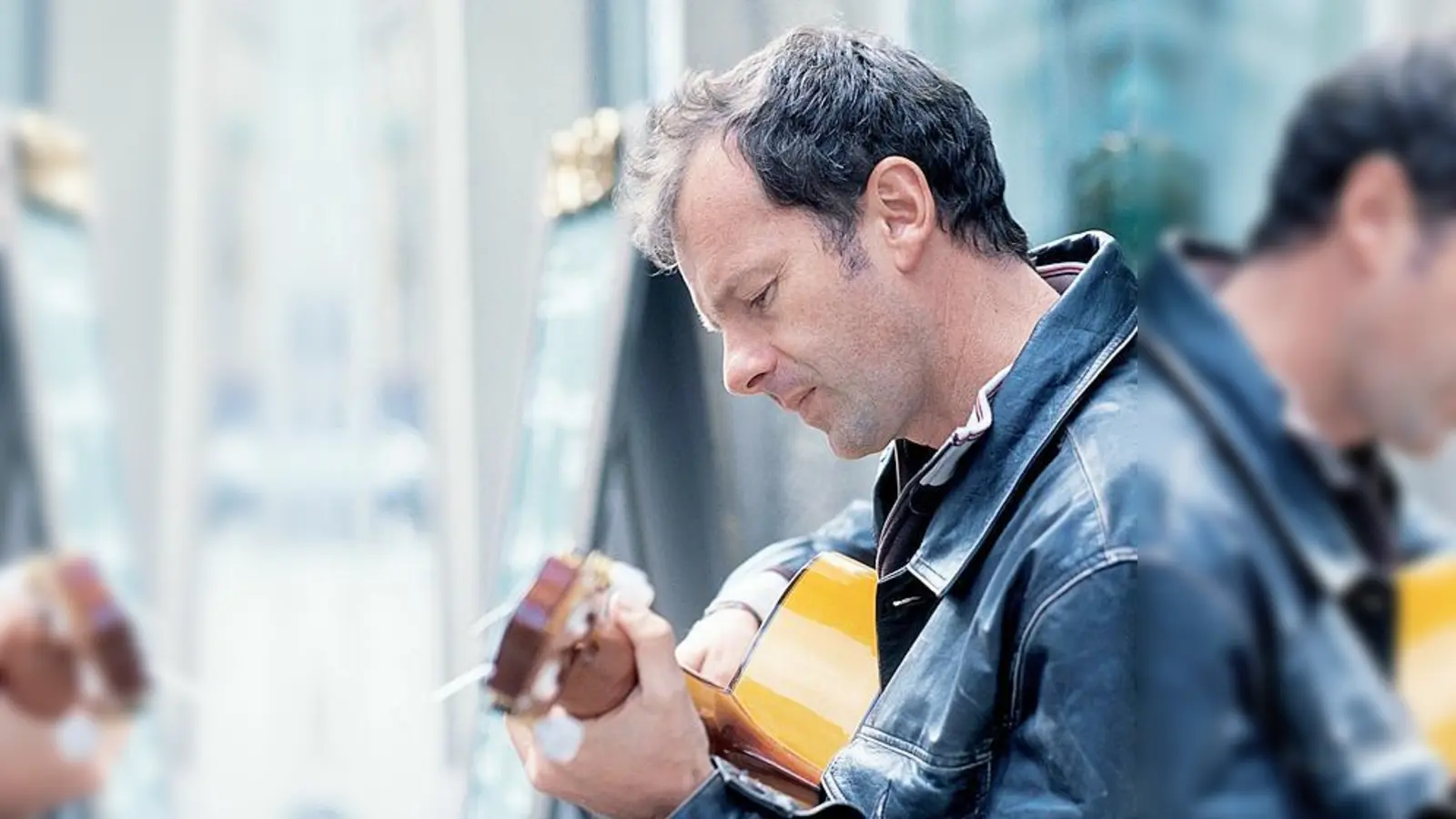 Die Gitarre ist sein ständiger Wegbegleiter: Willy Astor.  (Foto: VA)