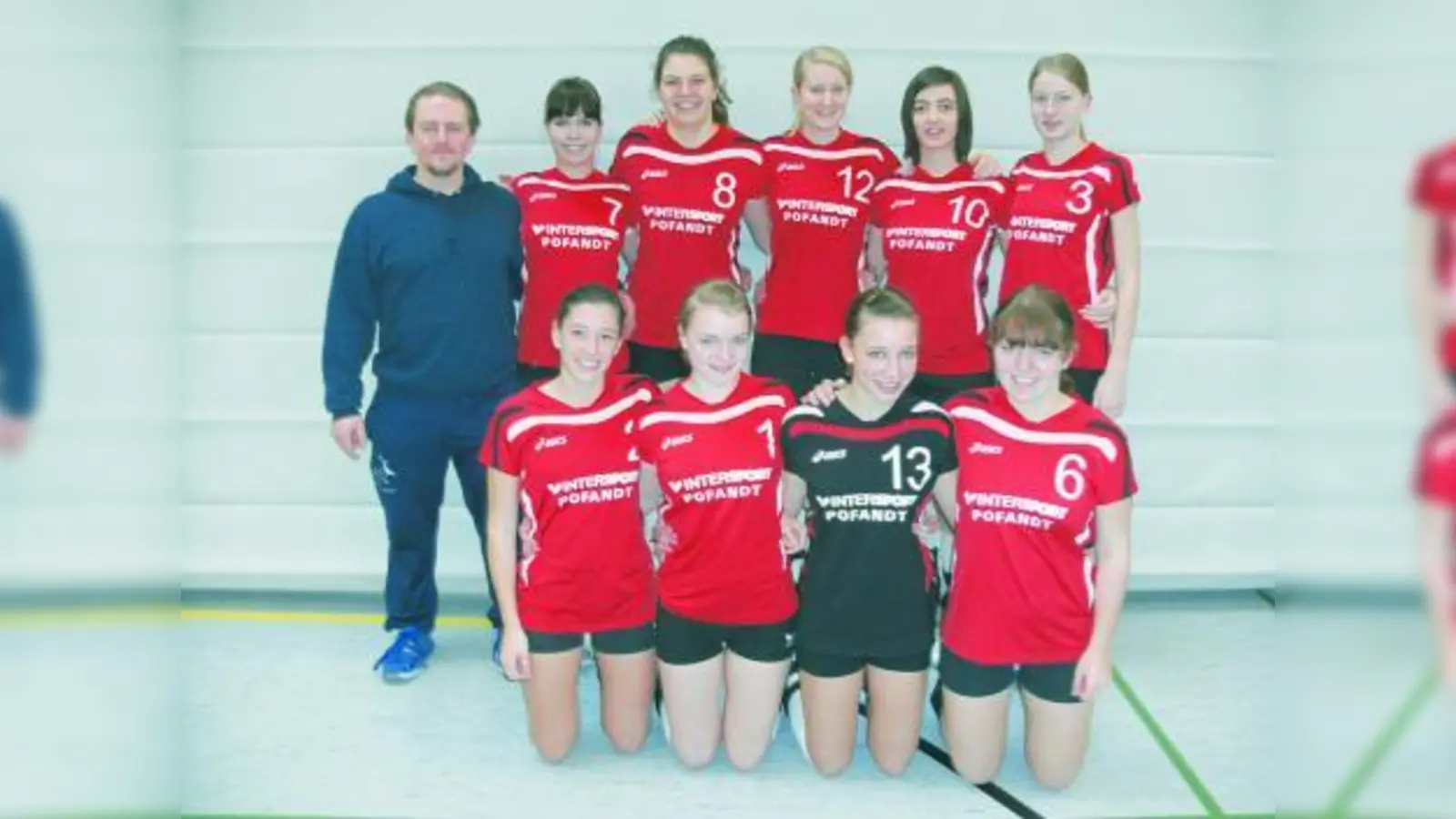Die U20-Volleyballerinnen des SV Germering mit Trainer Dali Durbek: hinten v.l. Kapitän Coline Kuche, Jennifer Lauber, Susanne Artus, Sophie Mathiesen, Janina Kroll und vorne v.l. Jessica Brazerol, Monika Marincic, Sara Kubisch, Bettina Chocholaty. (Foto: pi)
