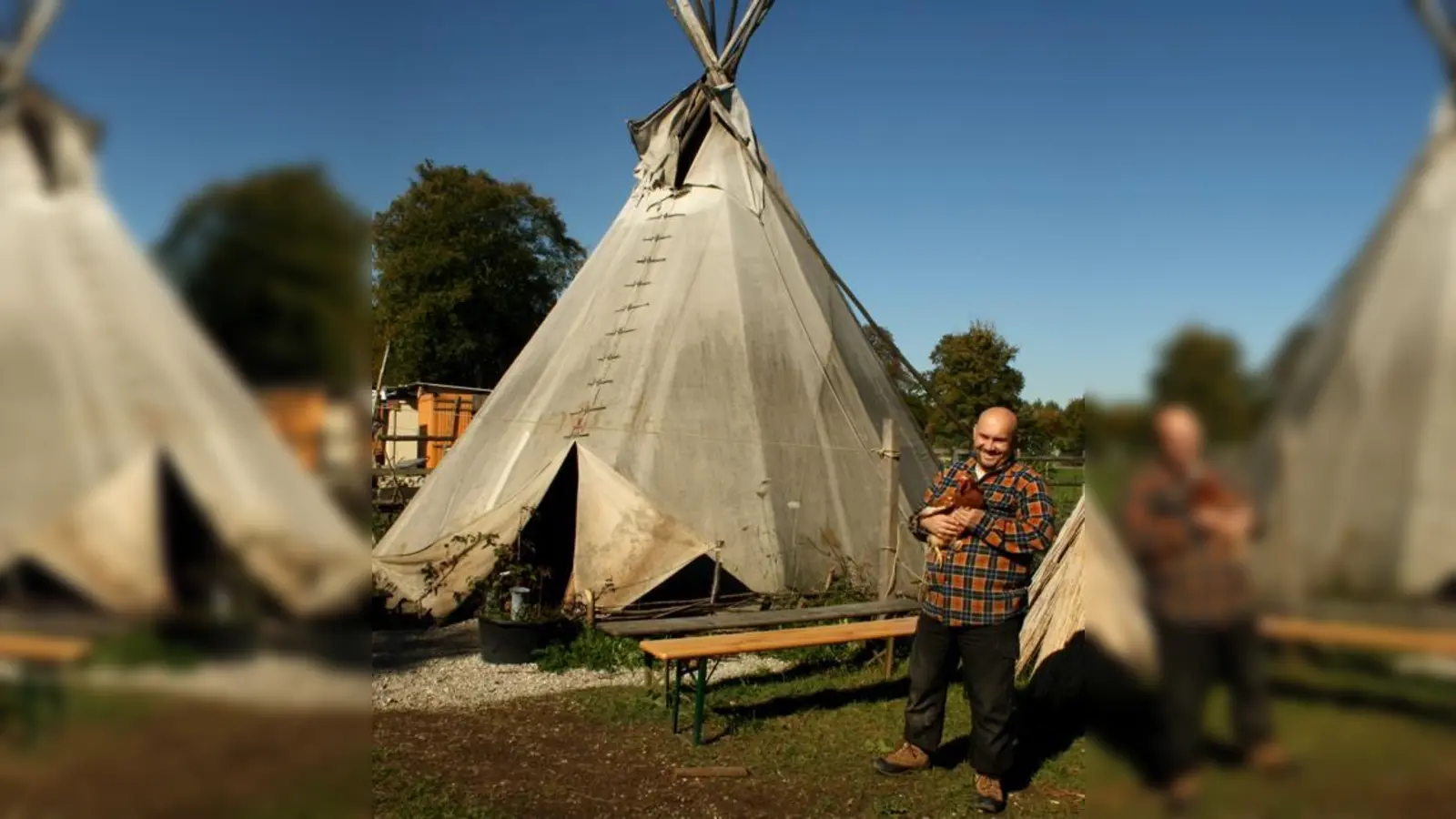Naturpädagoge Heinz Kraus sorgt dafür, dass die Kinder lernen, wo die Frühstückseier herkommen. Huhn Ella hilft ihm dabei. 	 (Foto: js)