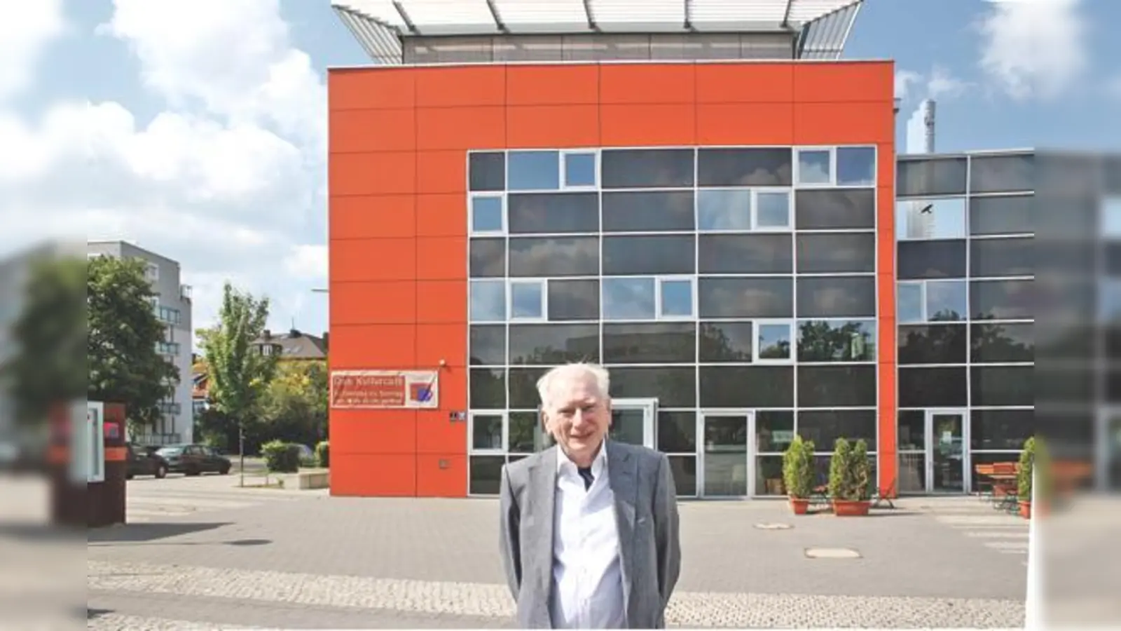 Fredy Hummel-Haslauer vor dem Kulturhaus am Curt-Mezger-Platz. 	 (Foto: js)