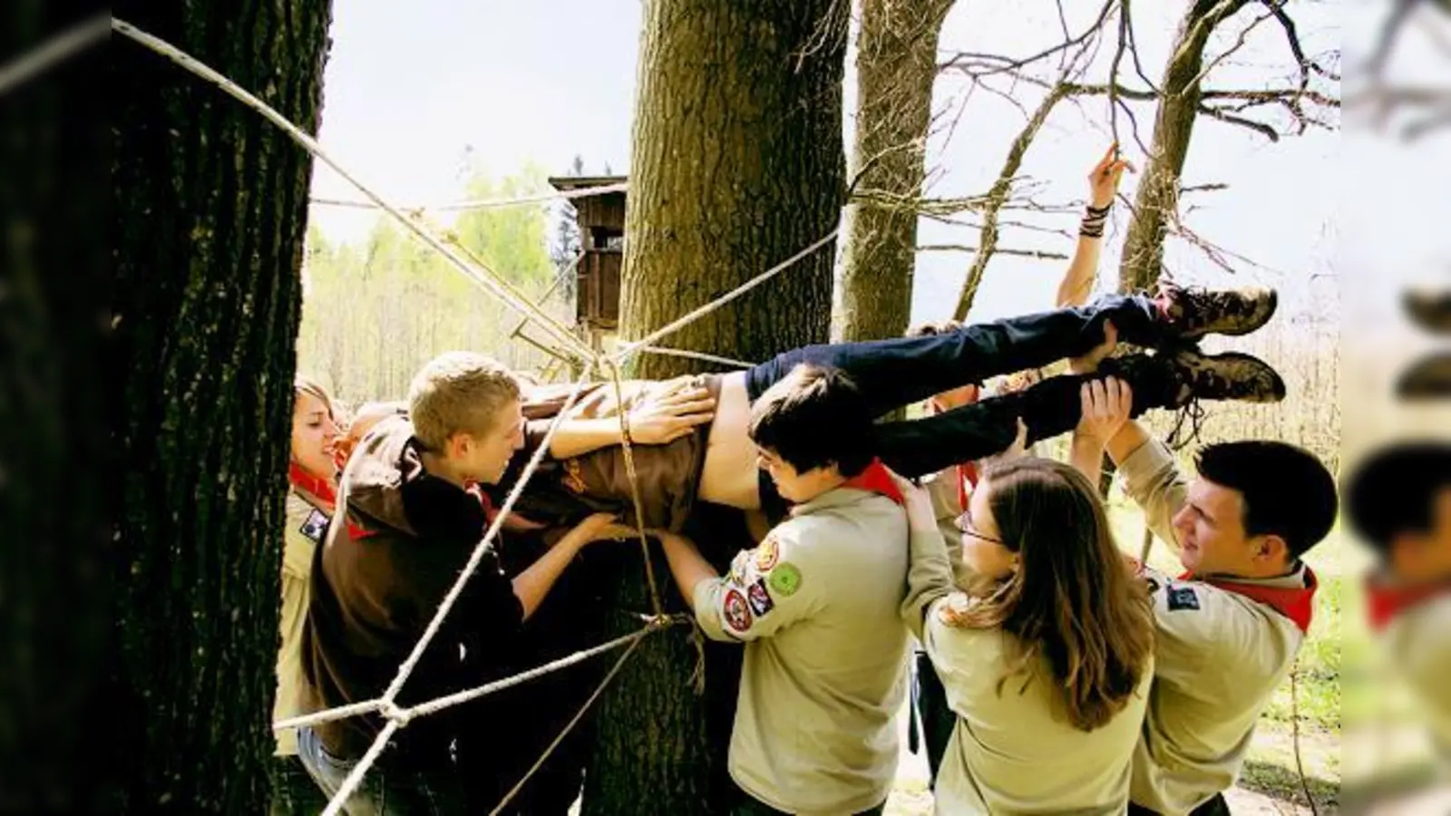 Ein Spinnennetz aus Seilen, aufgespannt zwischen Bäumen. Die Aufgabe: Alle aus der Gruppe müssen passieren, aber jeder durch eine andere Öffnung. Das funktioniert nur, wenn alle zusammenhelfen.	 (Foto: VA)