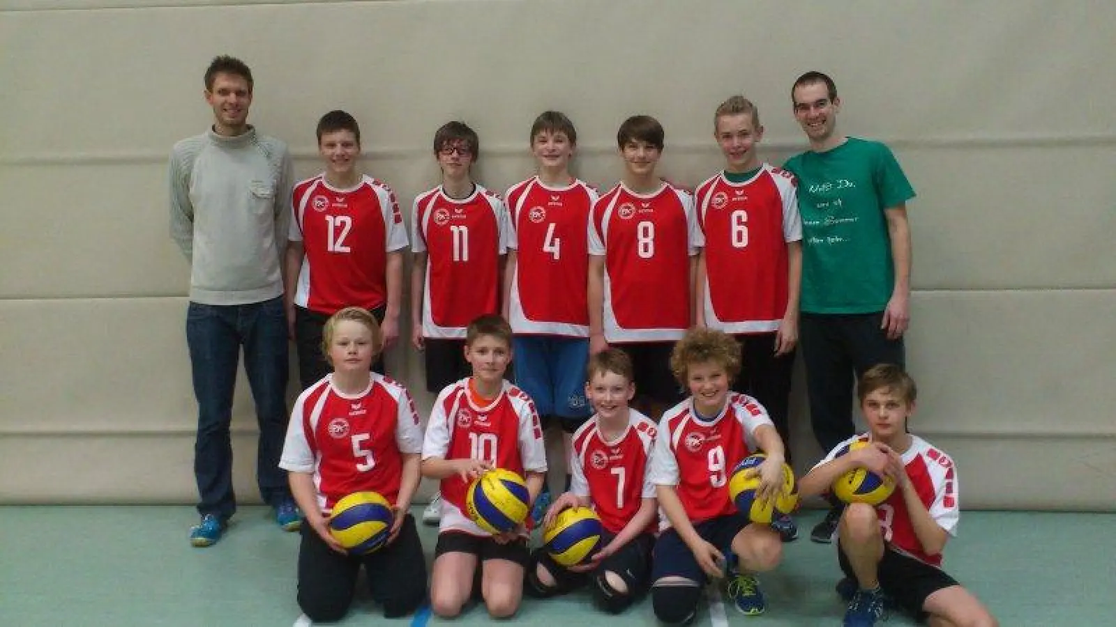 Die Volleyball-Jungs und Trainer des SV Germering hoffen auf viele, neue Teamkollegen. (Foto: pi)