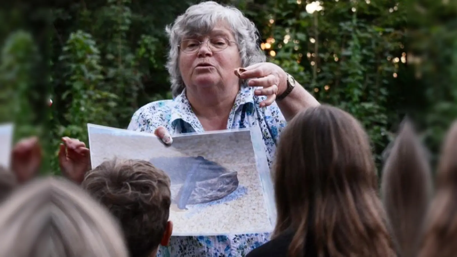 Fledermausexpertin Margarete Kistler erklärt alles über die Lebensgewohnheiten der Fledermäuse. (Foto: Beatrice Vohler)