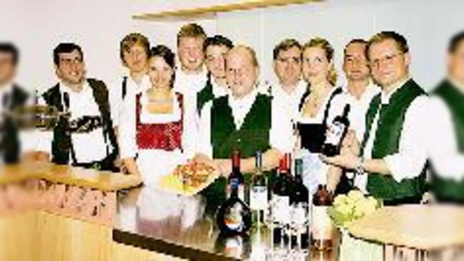 Die Burschen aus Deisenhofen laden zum traditionellen Weinfest ein.  (Foto: Veranstalter)