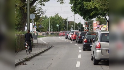 „Wir sind nicht das Glasscherbenviertel, nach dem es aussieht“, ärgert sich Gabriele Schaberl, Anwohnerin der Brunhamstraße, und fordert neben einer Verkürzung der Schrankenschließzeiten auch „Pflegemaßnahmen“ gegen das Unkraut sowie eine Entfernung der großen Werbetafeln. (Foto: Eva Schraft)