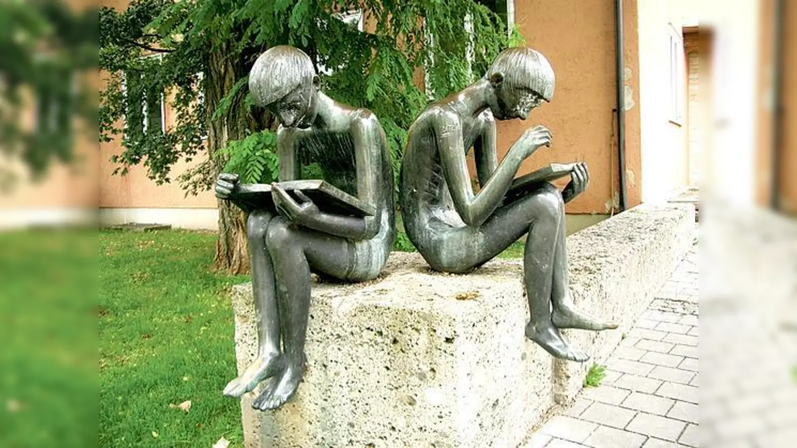 »Lesende Buben« in Bronze von Rolf Nida-Rümelin dienen am Schuleingang als Vorbild.	 (Foto: VA)