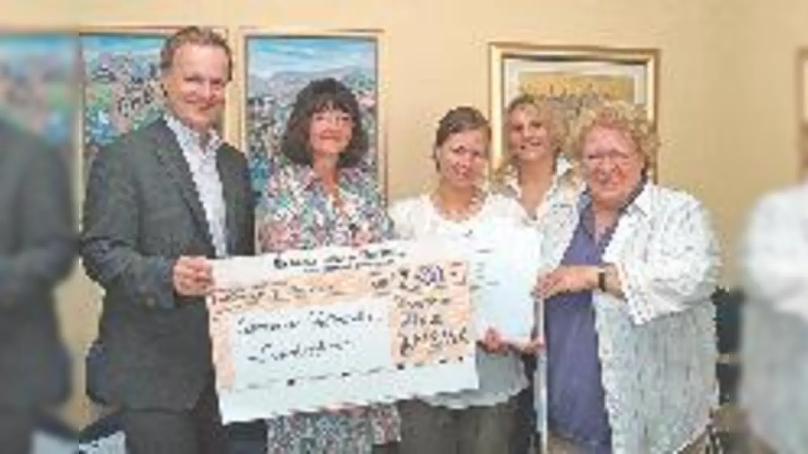 Bürgermeister Robert Niedergesäß und Monika Samii-Pichlmeier mit Ursula Gunst, Patrycja Lojek und Julia Kazkovic.  (Foto: Gemeinde)
