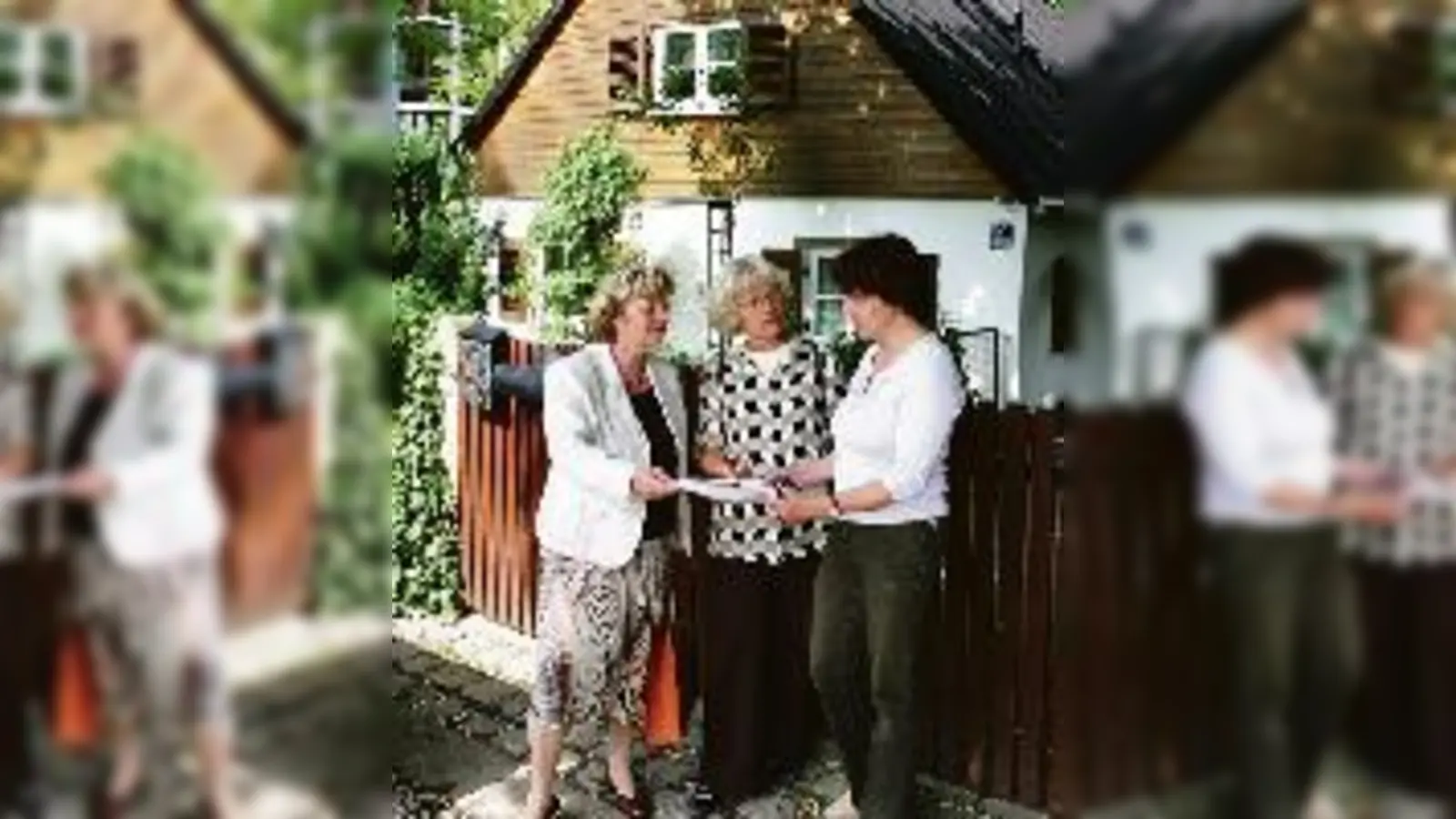 Johanna Salzhuber und Kathrin Koop vom Bezirksausschuss Moosach besprechen vor dem historischen »Landkramer« in der Quedlinburger Straße mit Dr. Ulrike Haerendel (v.li.) die letzten Details des Kulturpfades. 	 (Foto: wei)