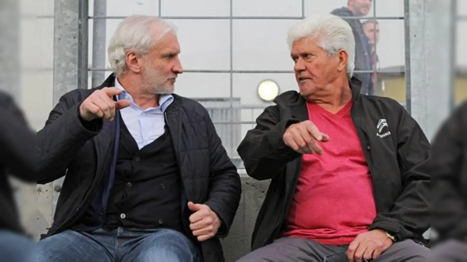 Fachgespräch: Rudi Völler und Werner Lorant beim Benefizspiel für Olaf Bodden.  (Foto: A. Wild)