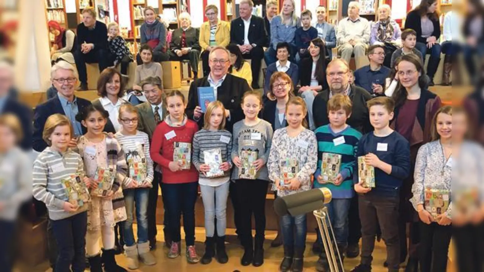 Vorlesen ist eine Kunst, die früh geübt wird. Beim Lesewettbewerb des Rotary Clubs Erding und der Stadtbücherei gewann Emine Sürücü (vorne, 2. v. li.).	 (Foto: VA)