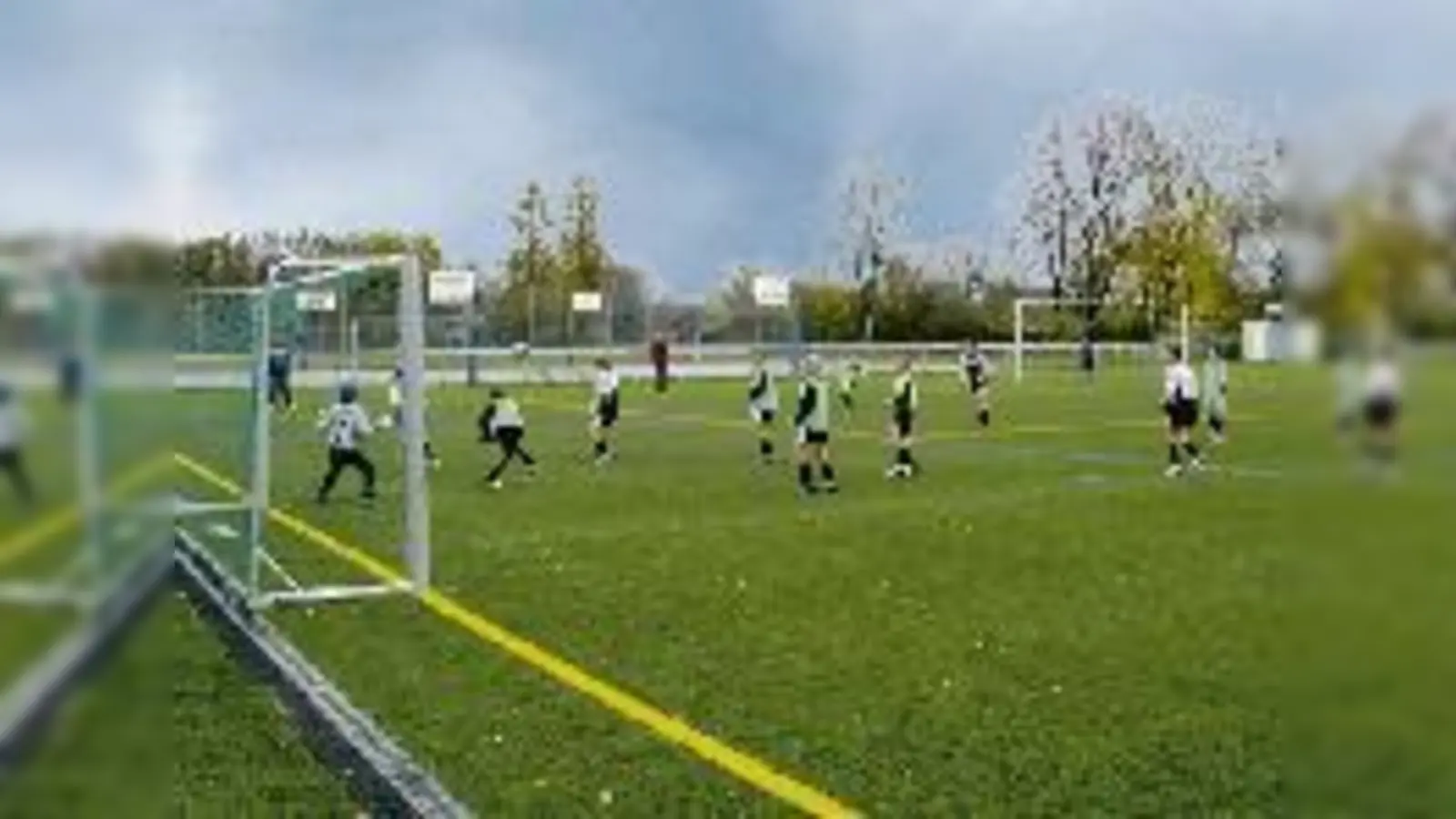 Kann jetzt nicht mehr als Entschuldigung für eventuelle Niederlagen  (Foto: der neue High-Tech-Kunstrasenplatz an der Fehwiesenstraße.)