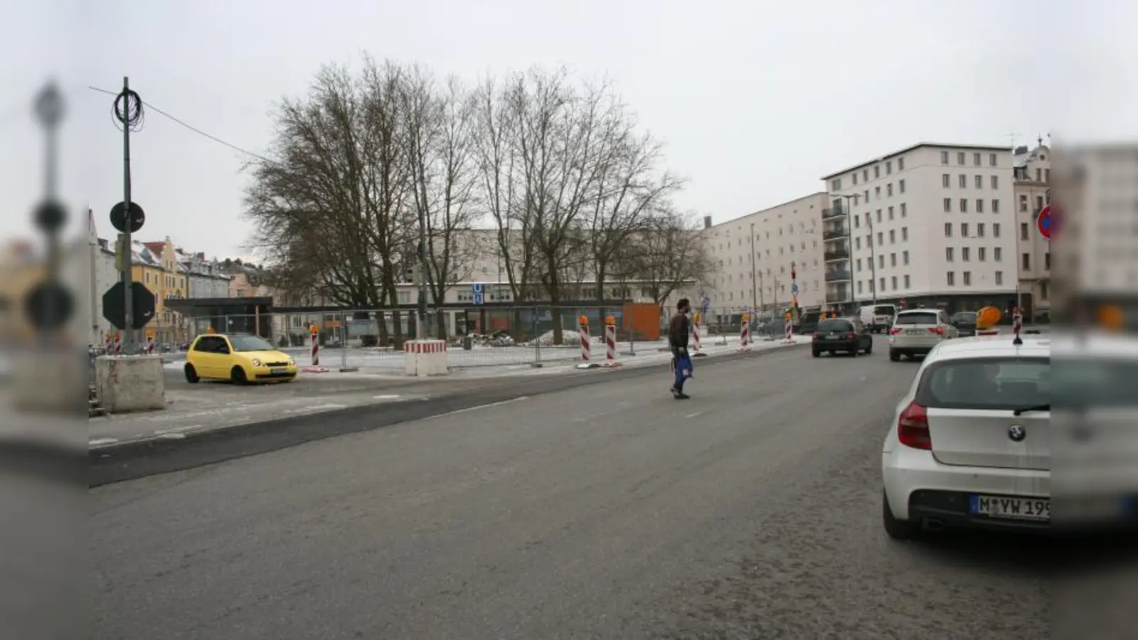 Die Umgestaltungsphase beginnt: Die asphaltierte Mittelinsel ist bereits gesperrt. (Foto: WS)