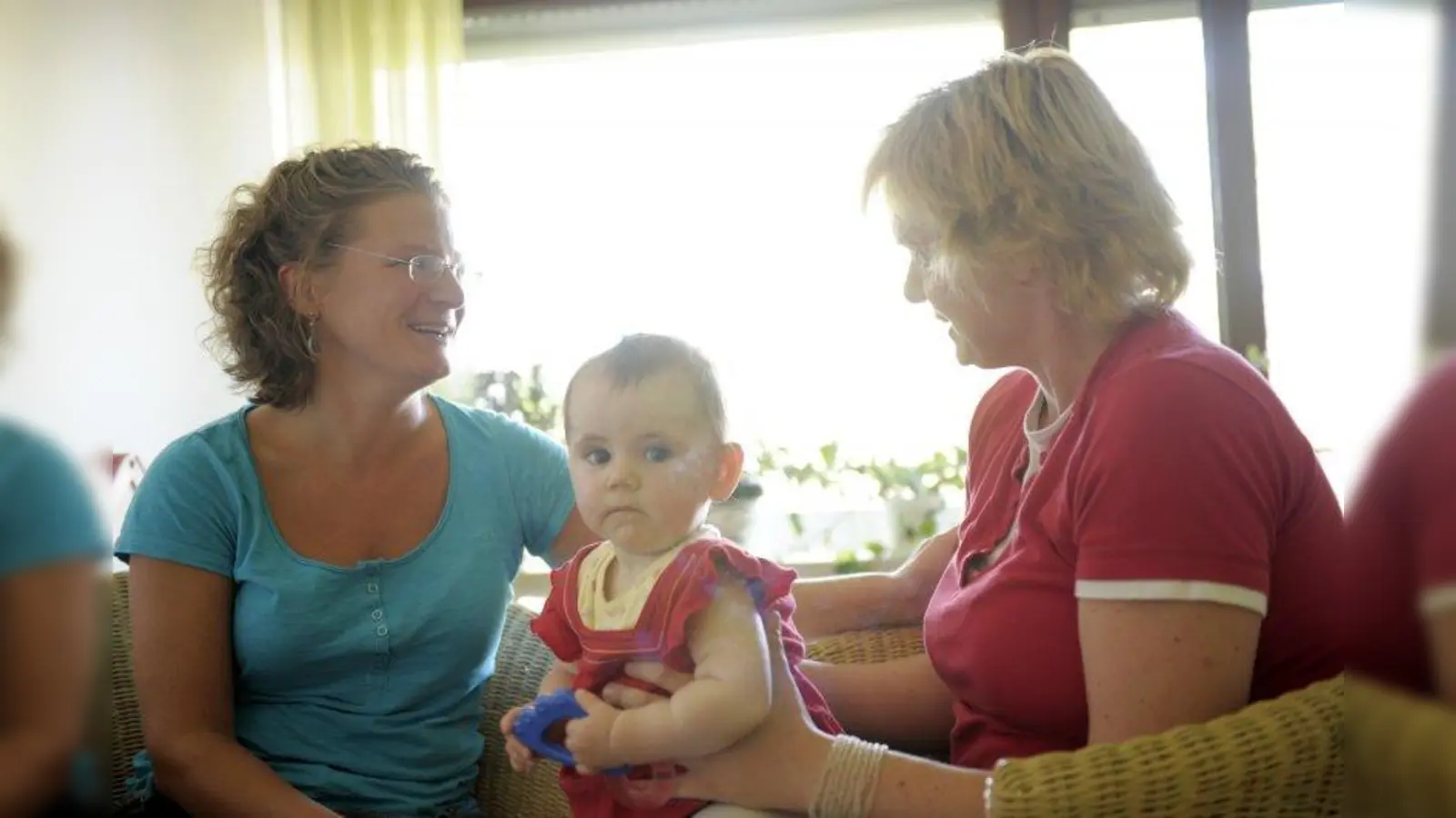 Julia Barber im Gespräch mit einer Mutter. (Foto: SkF)