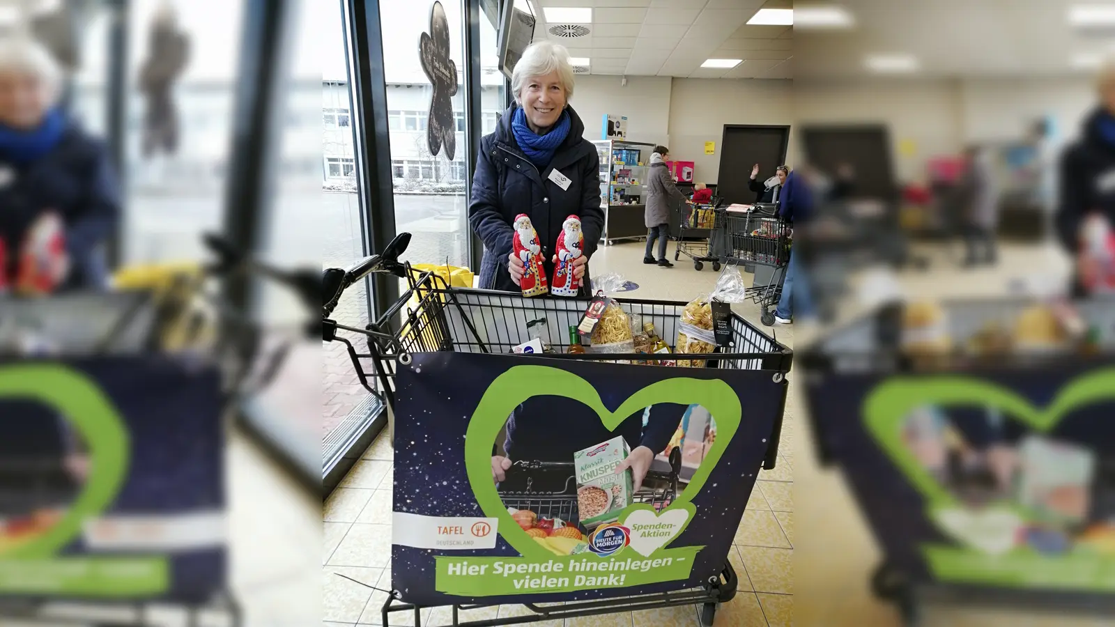 Tafelhelferin Magdalena Nonhoff bedankt sich für die große Spendenbereitschaft der Kunden in Vaterstetten. (Foto: NBH)