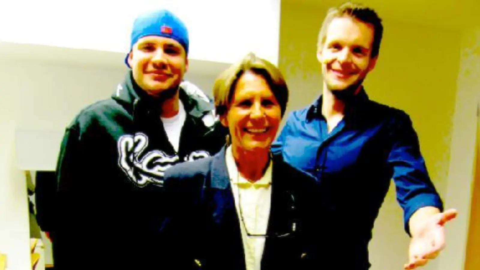 Resi Weber und ihr Sohn Simon (l.) trafen Florian Schroeder vor seiner Show.  (Foto: ms)