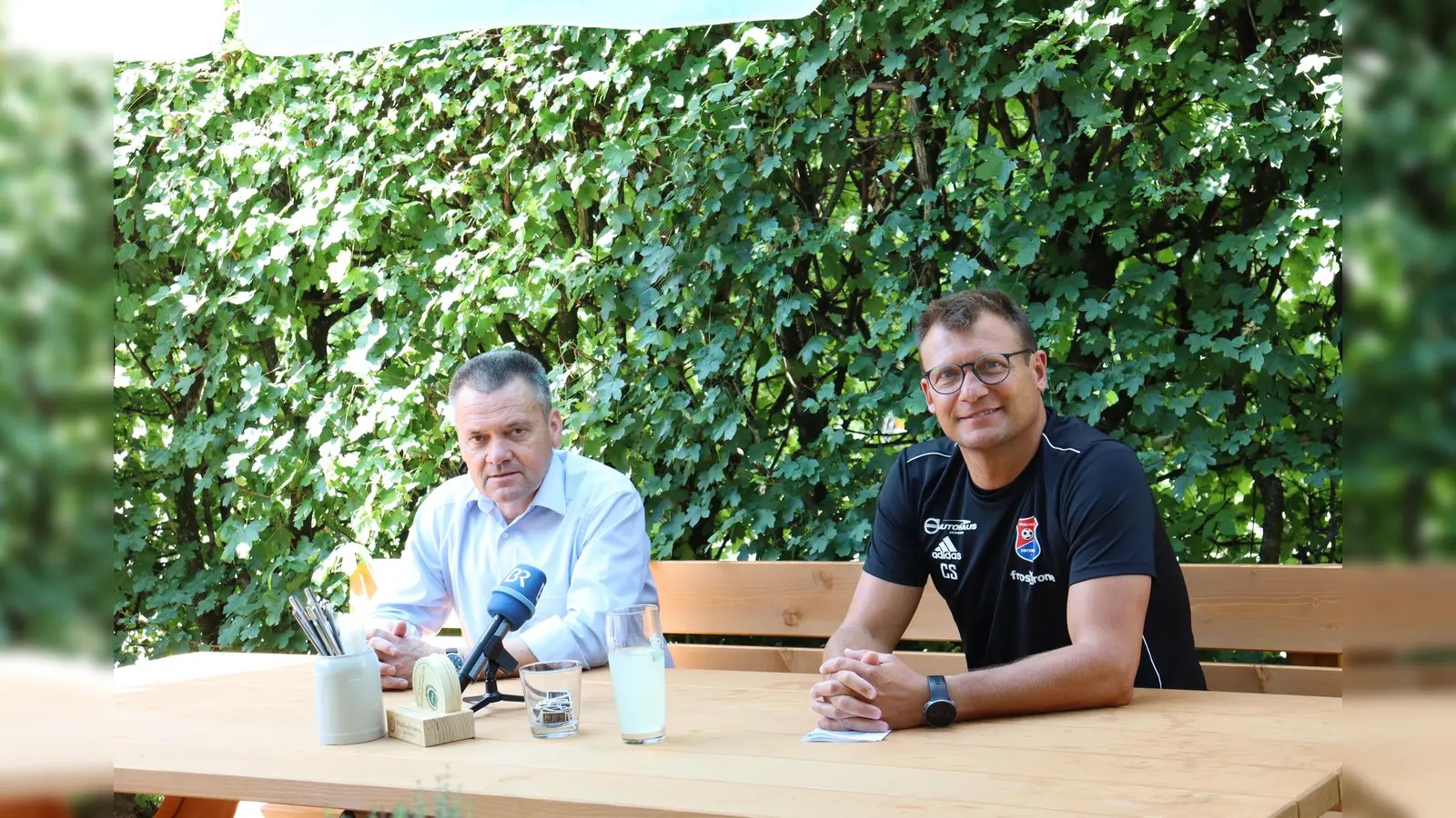 SpVgg Unterhaching Präsident Manfred Schwabl und Ex-Cheftrainer und neuer Sportlicher Leiter des Gesamtvereins, Claus Schromm (v. l.)  (Foto: hw)