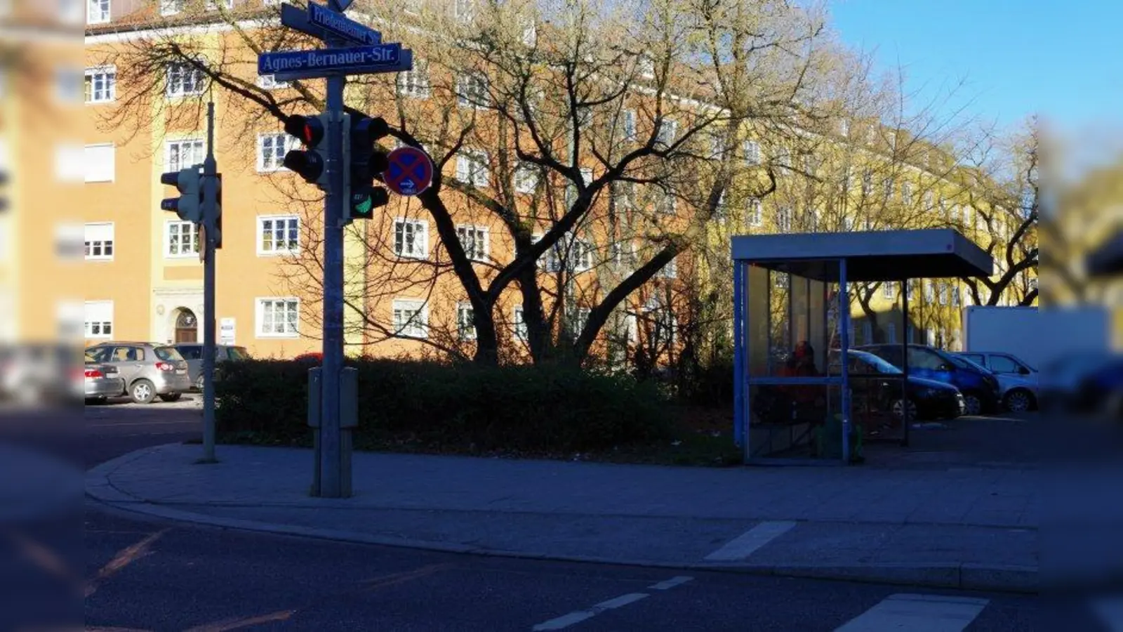 Eine neue Bank an der Agnes-Bernauer-Straße auf Höhe der Friedenheimer Straße hält der Laimer Bezirksausschuss für eine gute Idee. Von dort aus ließe sich die Busstation besser sehen. (Foto: kö)