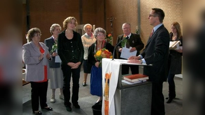 Caritas-Leiter Ulrich Prasser (am Ambo) war in die Pfarrei St. Markus gekommen, um Ehrungen an langjährige Sammler/innen zu überreichen. Dabei hob er ganz besonders Pfarreimitglied Emmy Kraft (mit Blumenstrauß) hervor, die sich in vielen Bereichen engagiert. (Foto: Alfred Lehmann)