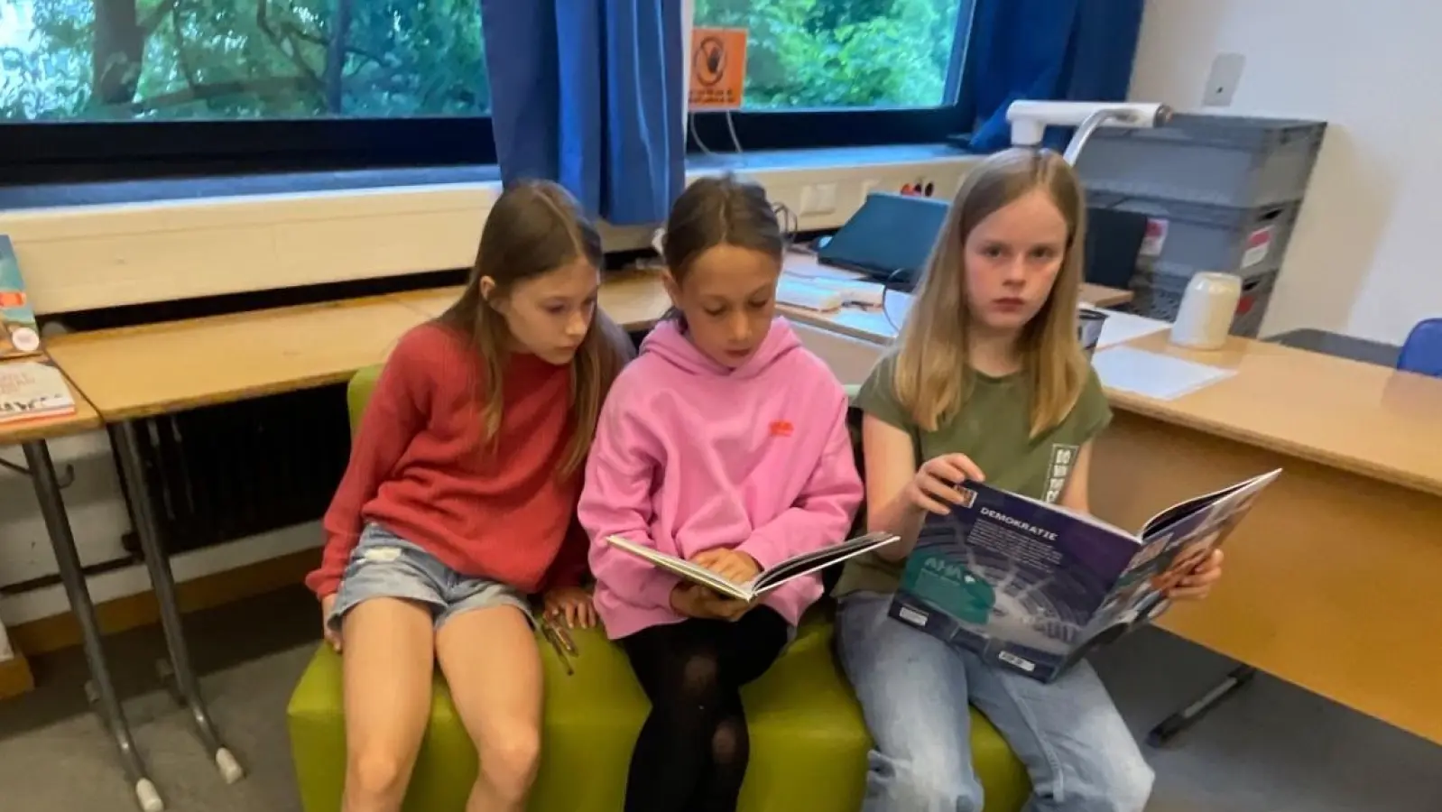 Die Realschüler erkundeten Lesestoff aus den 100 besten und beliebtesten Kinder- und Jugendbüchern. Im Bild von links: Lina Knaus, Anna Dehaeck und Greta Bendixen aus der Klasse 5c.  (Foto: GBR/: Susanne Staudhammer)