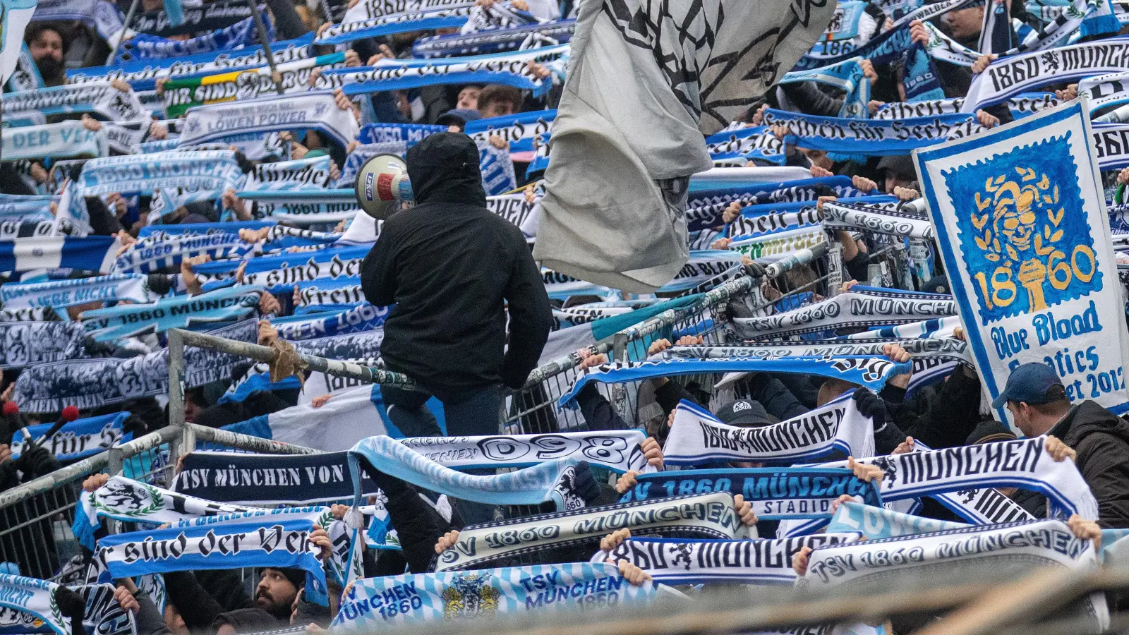 Sozial engagiert: Fanszene des TSV 1860 München.  (Foto: Anne Wild)