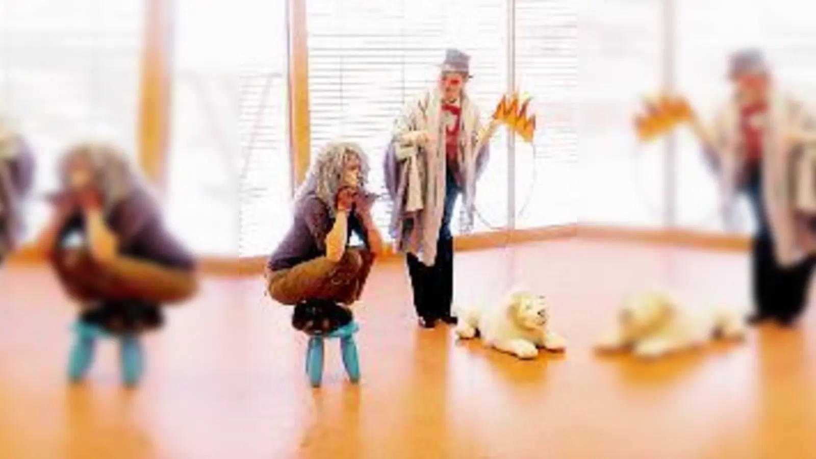 Menschen, Stofftiere, Sensationen: Nichts fehlte bei den »Zirkus-Attraktionen« beim Faschingsprogramm des Kindergartens Mintraching. 	 (Foto: va)