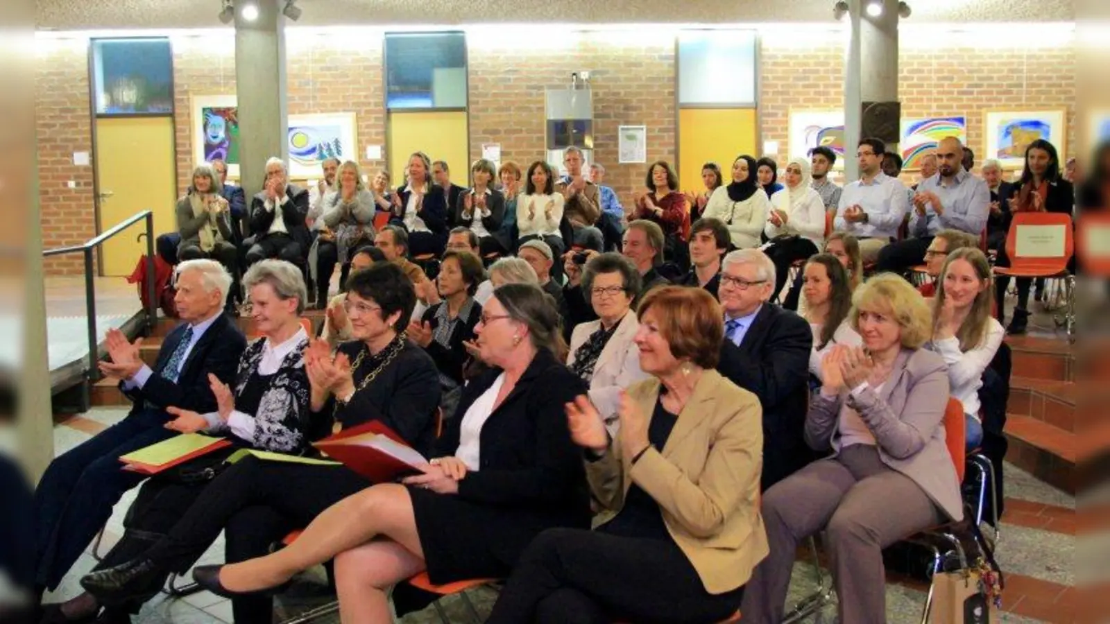 „Wir sind als Gemeinde  stolz auf das Engagement unseres Helferkreises. Das ist eine wertvolle Tradition.” Zur Feierstunde im Rathaus waren viele Gemeinderäte und Bürgermedaillenträger anwesend. Vorn v.l. Altbürgermeister Ekkehard Knobloch, Jutta Jecht, Bürgermeisterin Brigitte Servatius, Claudia von Maltitz und Altbürgermeisterin Brigitte Servatius. (Foto: us)