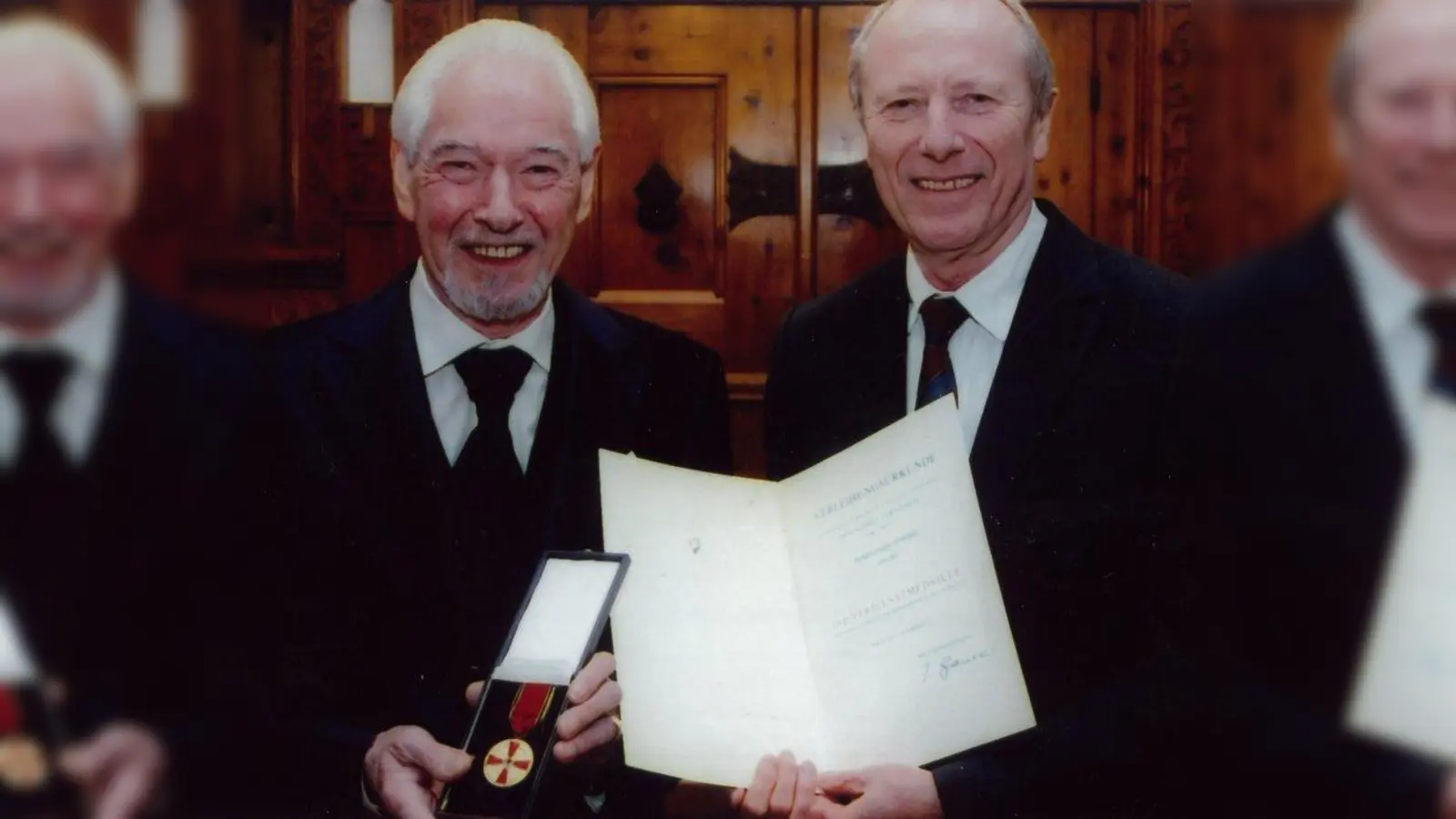 Bürgermeister Hep Monatzeder überreichte die Verdienstmedaille an Glasermeister Egon Stieber (links). (Foto: pi)