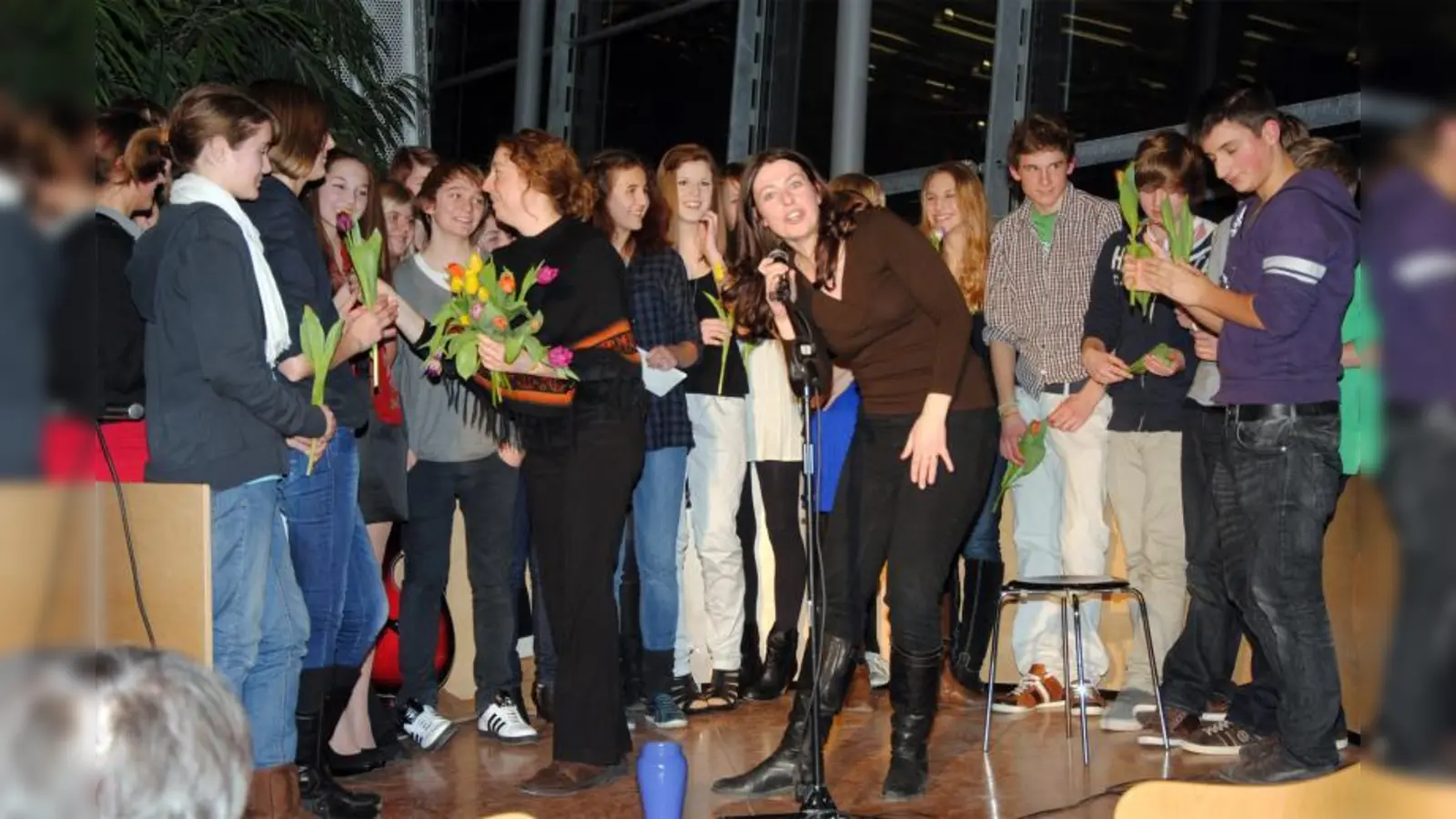 Lob und eine Tulpe für die Schülerinnen und Schüler gab es von den beiden Dichterinnen Karin Fellner und Andrea Heuser (am Mikrophon). (Foto: Eva Schraft)