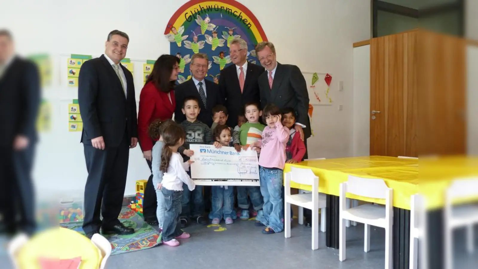 Es freuen sich über die Spendenübergabe (v.l.): Dr. Christian Wild (Münchner Bank), Johanna Hofmeir (Leiterin Stiftung Lichtblick Hasenbergl), Peter Heinrich (Münchner Bank), Reiner Waltersbacher (Schwäbisch Hall) und Georg Randelkofer (VorstandStiftung Lichtblick Hasenbergl). (Foto: pi)