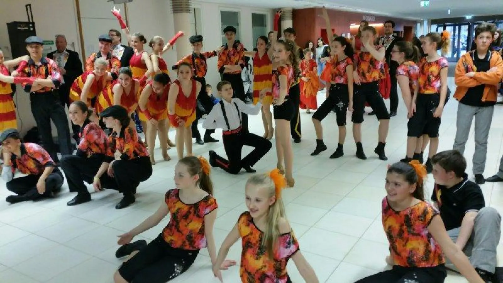 Bunter und schwungvoller Auftritt der der Faschingsgesellschaft „Perchalla“ im Klinikum Starnberg. (Foto: Klinikum)
