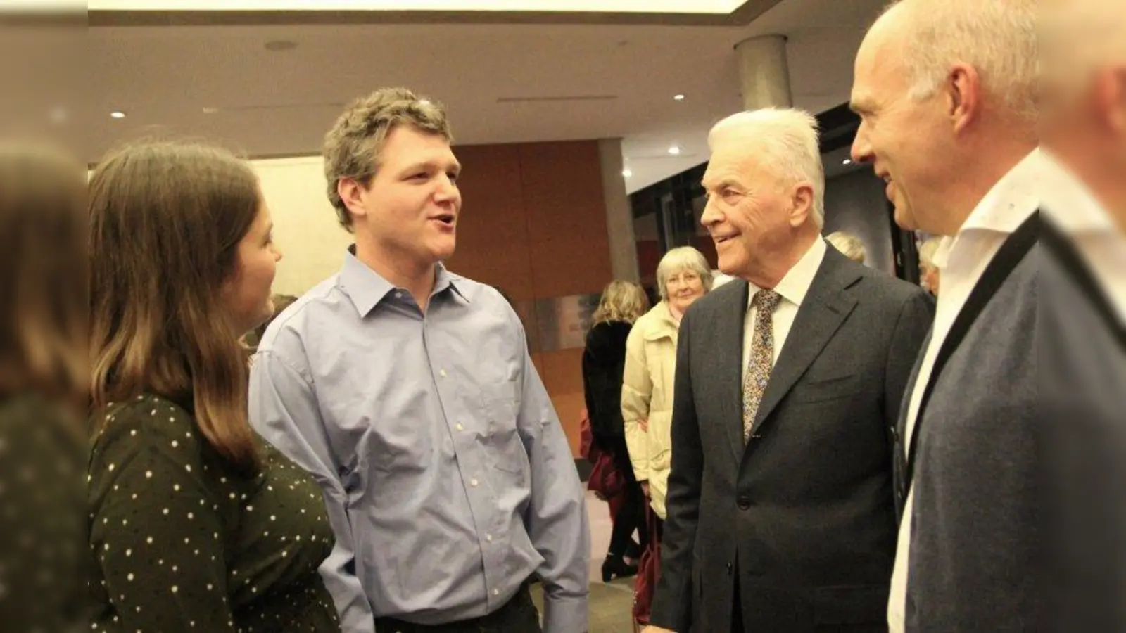 Martinsrieder unter sich: die Neu-Vorstände des Miteinander-Vereins Veronika Anselm und Alexander Wittmar mit den Martinsriedern Werner Korsch und Heinrich Dartmann-Korsch (von links). (Foto: us)