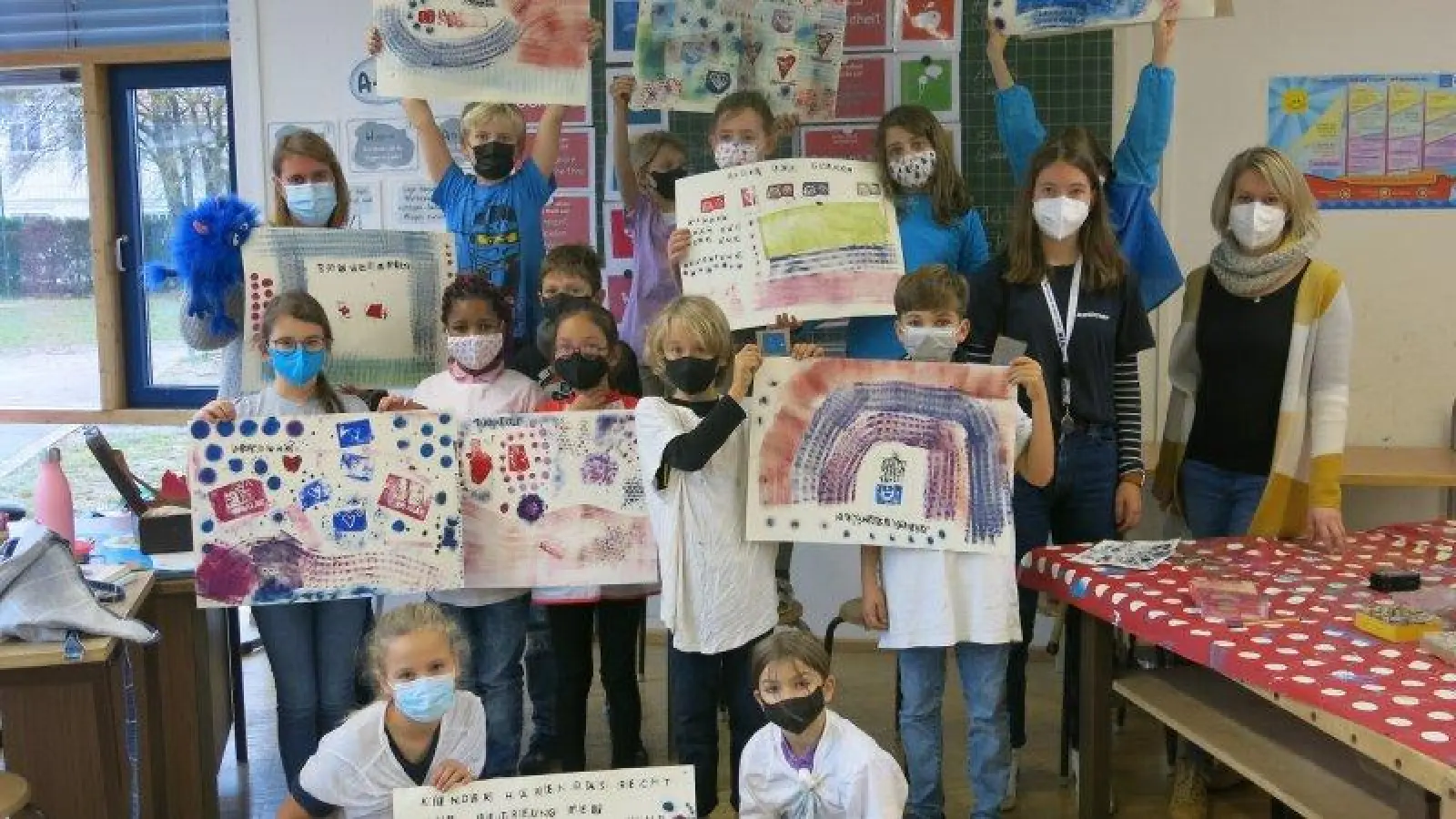 Kinderrechte kennen und sie einfordern: Die Schüler der dritten Klassen der Grundschule Inning haben an den Aktionstagen zum Thema Kinderrechte des Landratsamtes Starnberg teilgenommen. Sozial- und Kulturpädagogin Stephanie Lichtenberg (links) führte mit ihrem Team bestehend aus Frau Geipel (rechts) und Frau Futterknecht (zweite von rechts) durch das Projekt. (Foto: Anja Wagatha)