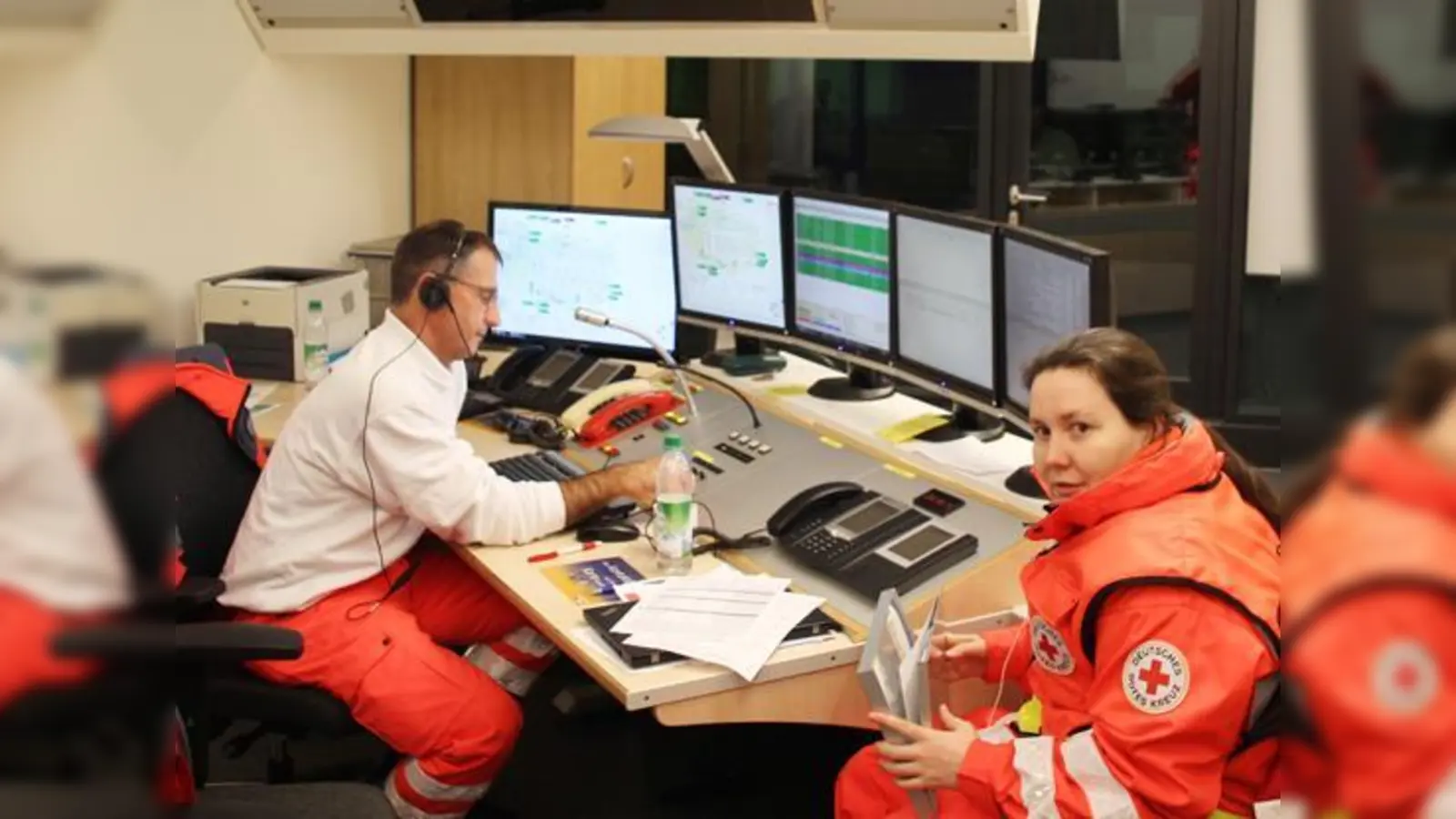 Thomas Wagmüller und Tania Reisinger bei der Koordination der Tragenteams auf der Wiesn.	 (Foto: Bücherl/Rotes Kreuz)